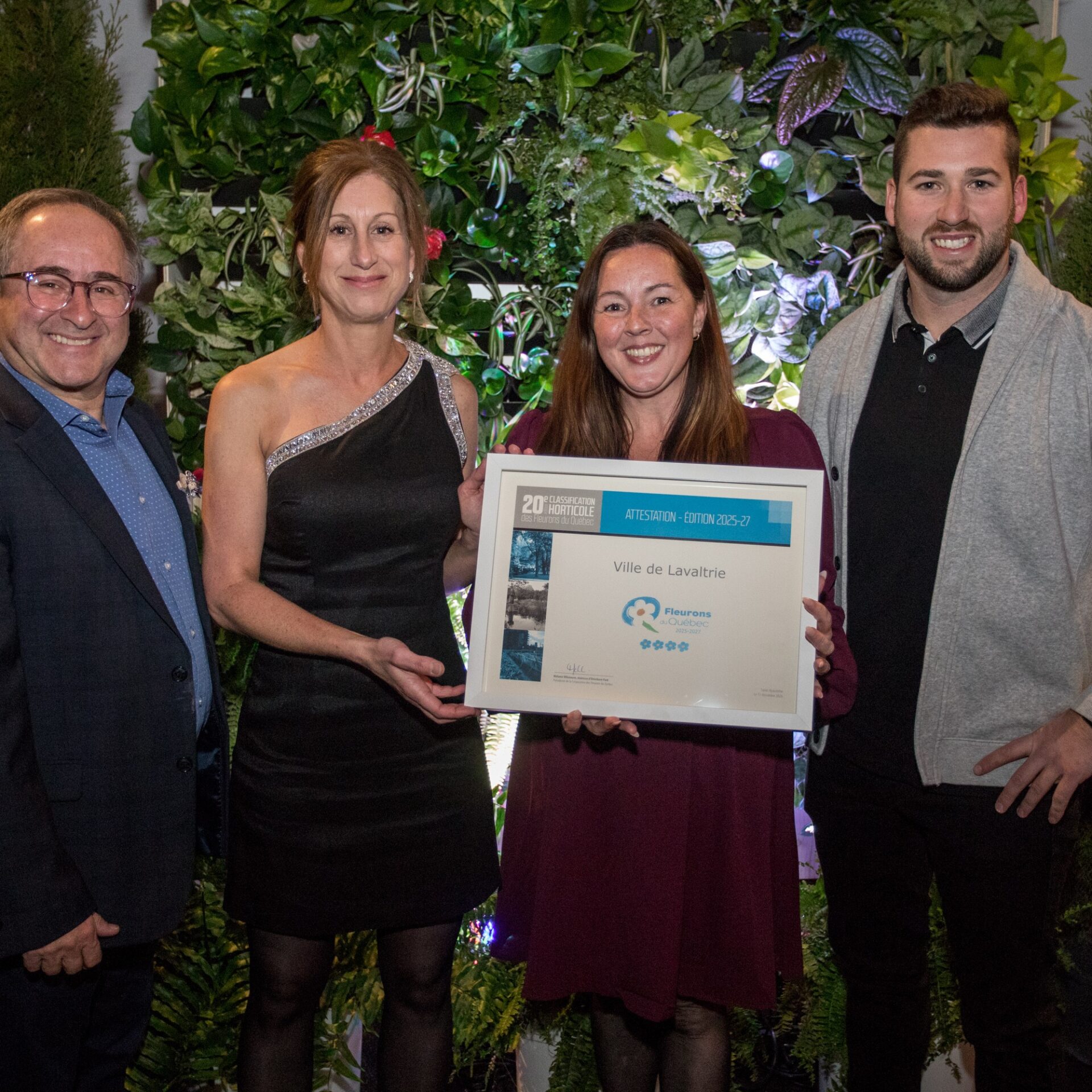 Jocelyn Guévremont, conseiller municipal responsable des dossiers en lien avec le développement économique, les infrastructures et le génie ; Julie Langlais, horticultrice ; Nancy Gagnon, coordonnatrice à l’horticulture et Mathieu Robert, contremaître parcs et espaces verts. (Photo gracieuseté)