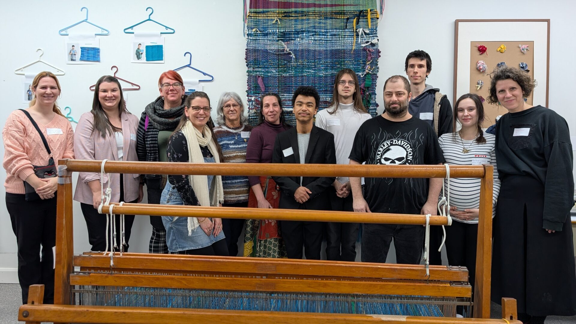 Des jeunes ayant participé à l’œuvre entourés de membres de l’équipe du CJE, du Centre multiservice des Samares, du Cercle de Fermières de Saint-Gabriel-de-Brandon, de la Source de vie de Saint-Gabriel et de Sonia Desjardins, mairesse de Saint-Norbert et présidente du comité culturel de la MRC de D’Autray. (Photo gracieuseté)