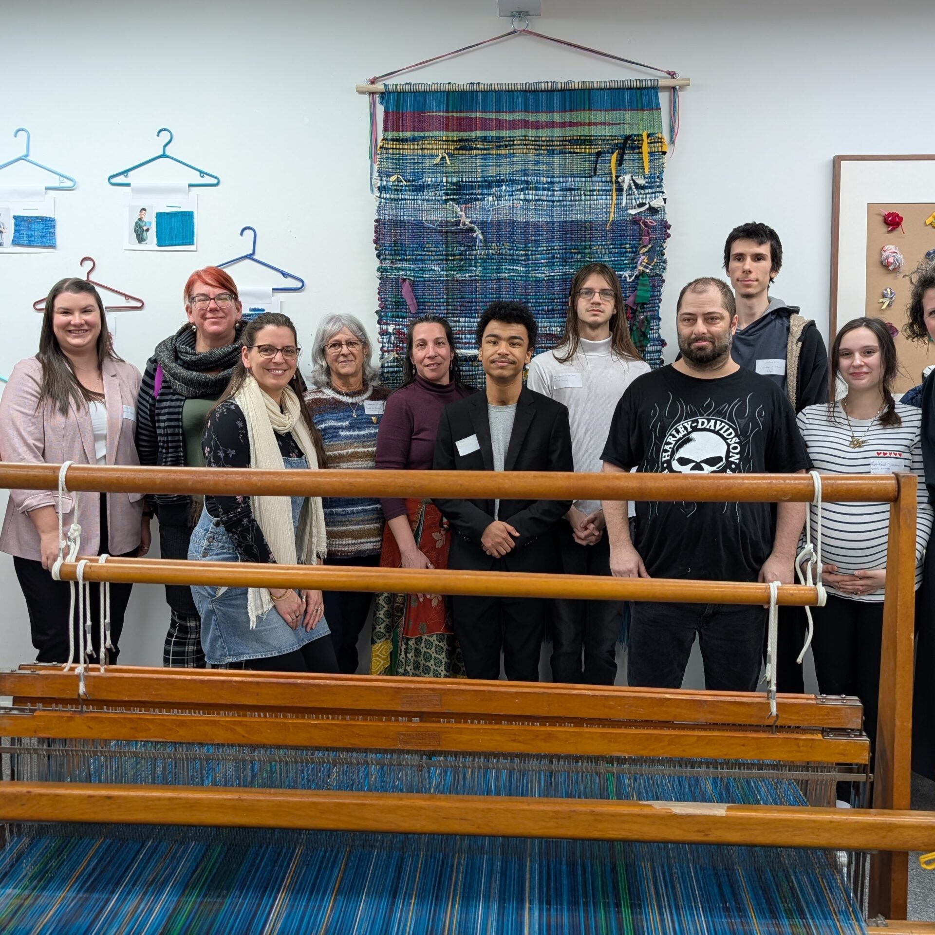 Des jeunes ayant participé à l’œuvre entourés de membres de l’équipe du CJE, du Centre multiservice des Samares, du Cercle de Fermières de Saint-Gabriel-de-Brandon, de la Source de vie de Saint-Gabriel et de Sonia Desjardins, mairesse de Saint-Norbert et présidente du comité culturel de la MRC de D’Autray. (Photo gracieuseté)