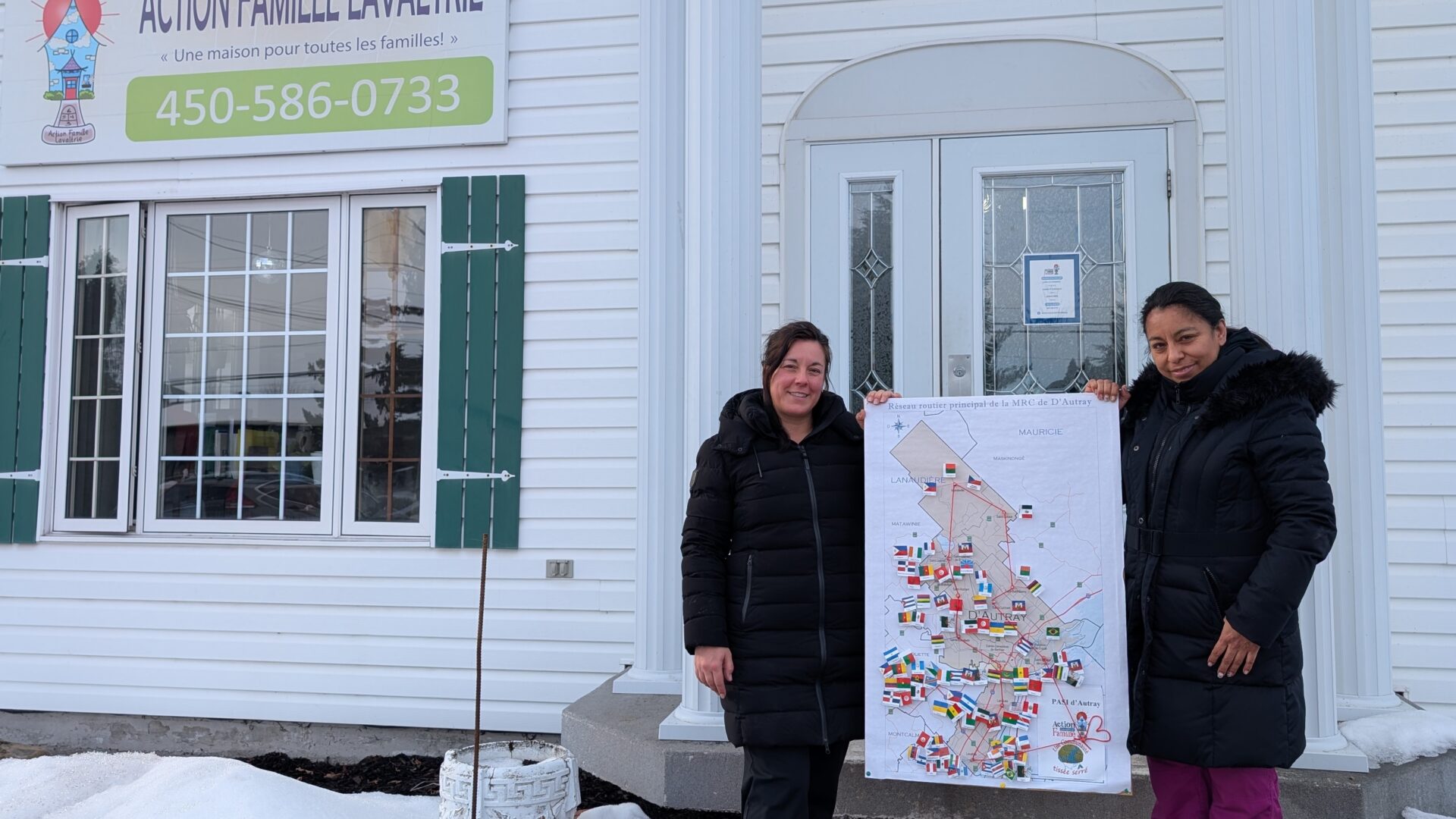 Mélissa Wagner et Liliana Mucha, d’Action Famille Lavaltrie, présentent toutes les nationalités qui composent la MRC de D’Autray. (Photo Médialo – Jason Joly)