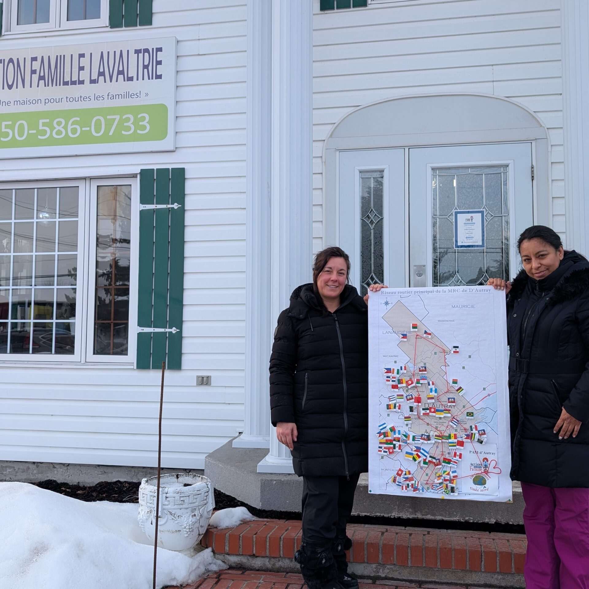 Mélissa Wagner et Liliana Mucha, d’Action Famille Lavaltrie, présentent toutes les nationalités qui composent la MRC de D’Autray. (Photo Médialo – Jason Joly)
