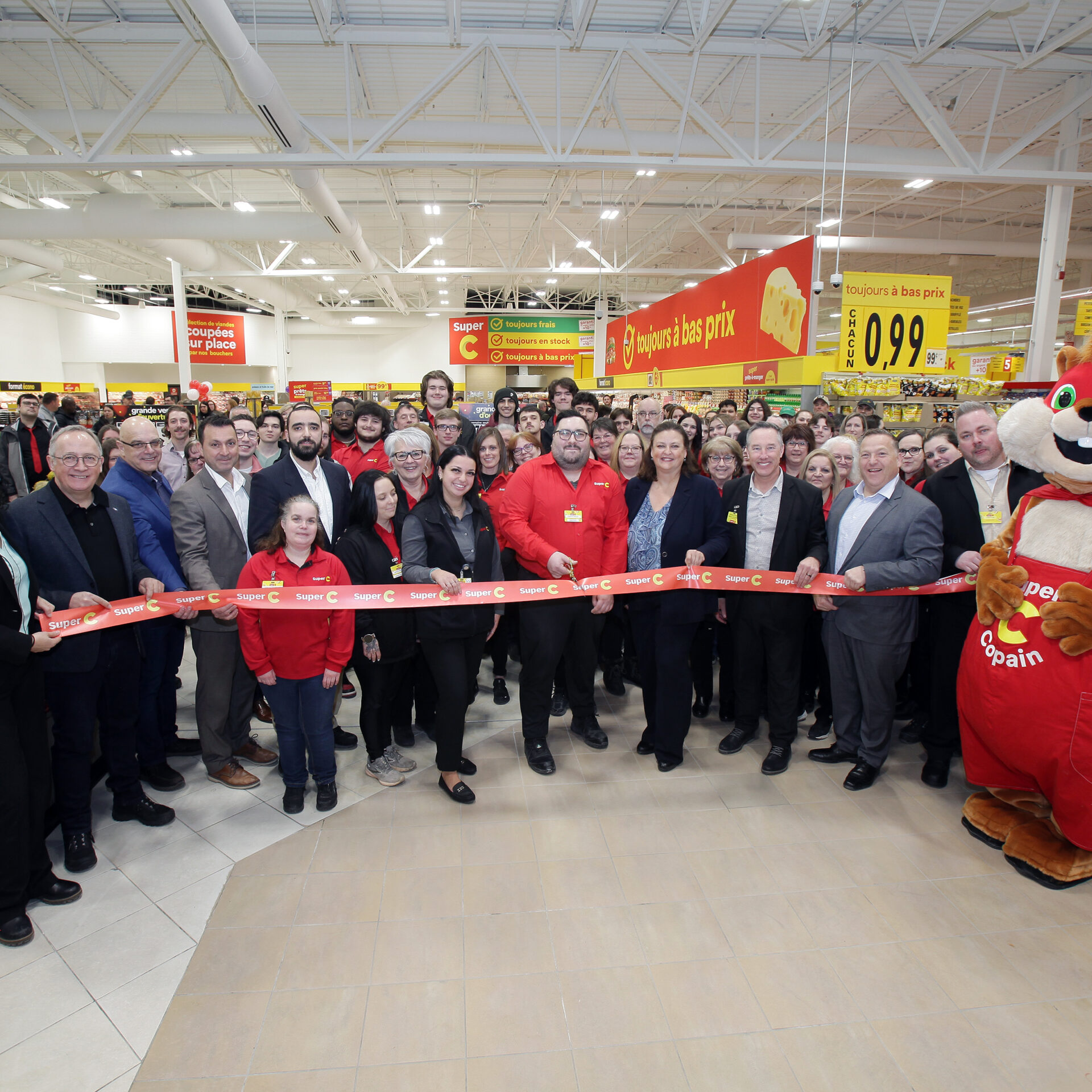 L’inauguration du Super C à Berthierville a été faite en présence de dignitaires et de membres du personnel. (Photo gracieuseté)