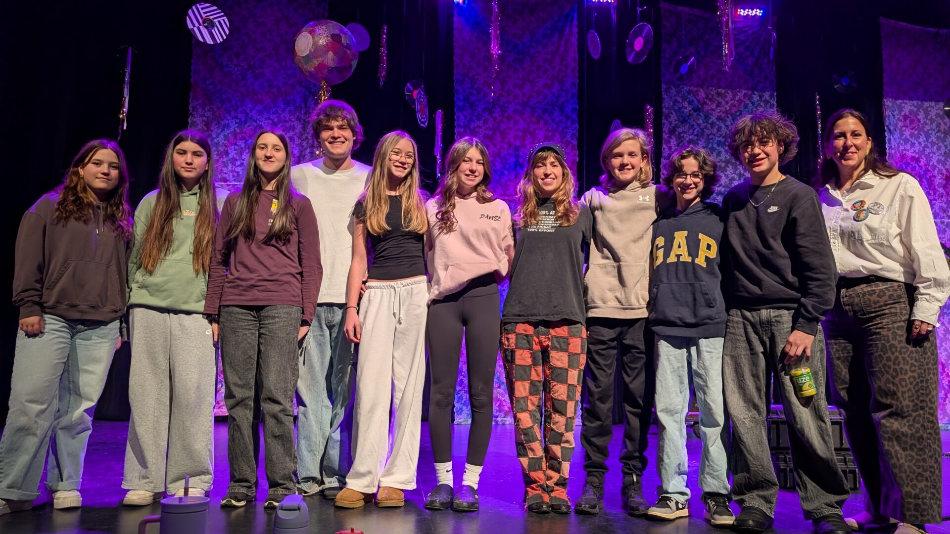 Maude Beauséjour, Jordane Barthe, Claire Brazeau, Antoine Tousignant, Annabel St-Louis, Chloé Durand, Claudia Bouvette, Léo Courchesne, Théo Lemay, Émile-Henri Latour et l’enseignante en arts plastiques Julie Desroches. (Photo Médialo – Jason Joly)