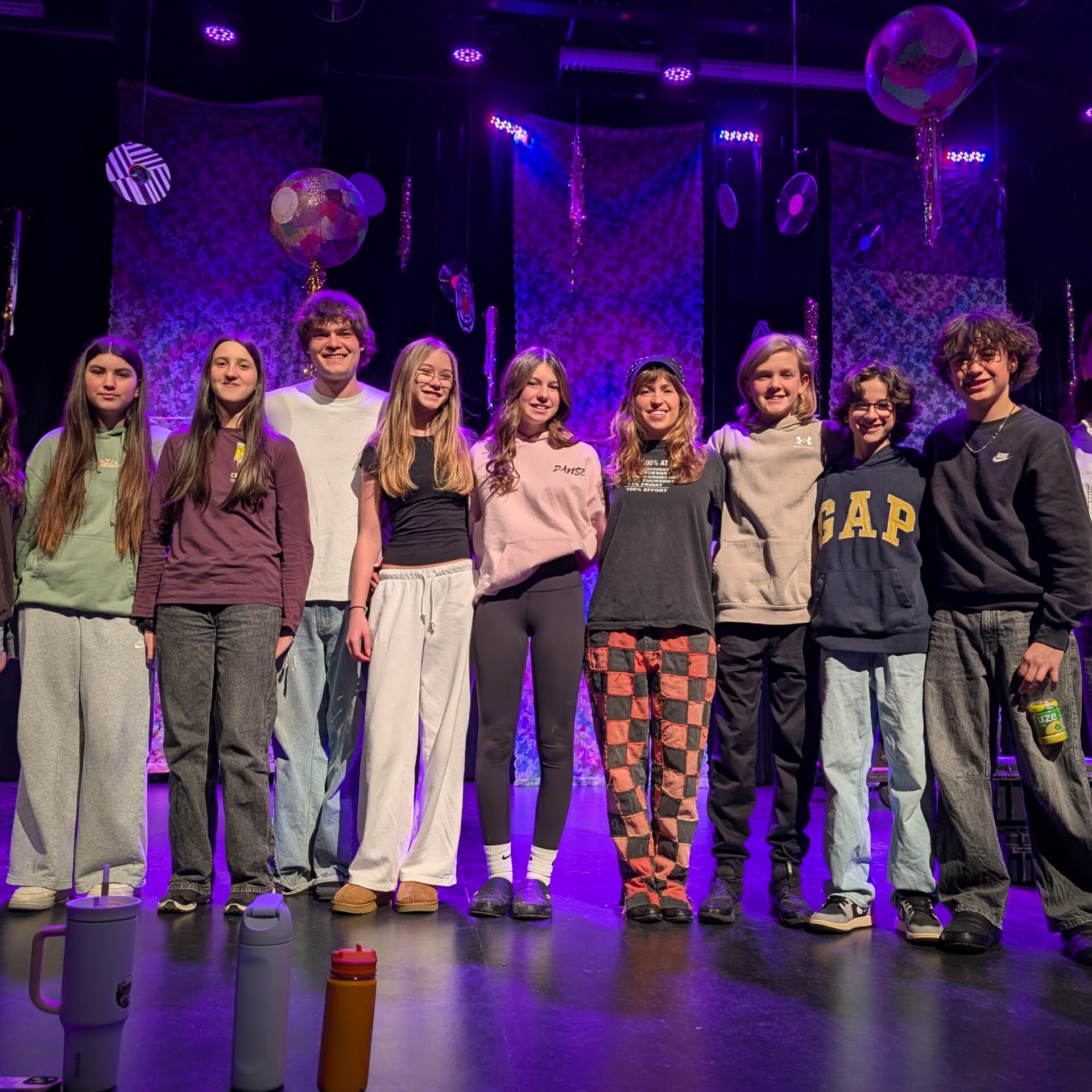 Maude Beauséjour, Jordane Barthe, Claire Brazeau, Antoine Tousignant, Annabel St-Louis, Chloé Durand, Claudia Bouvette, Léo Courchesne, Théo Lemay, Émile-Henri Latour et l’enseignante en arts plastiques Julie Desroches. (Photo Médialo – Jason Joly)