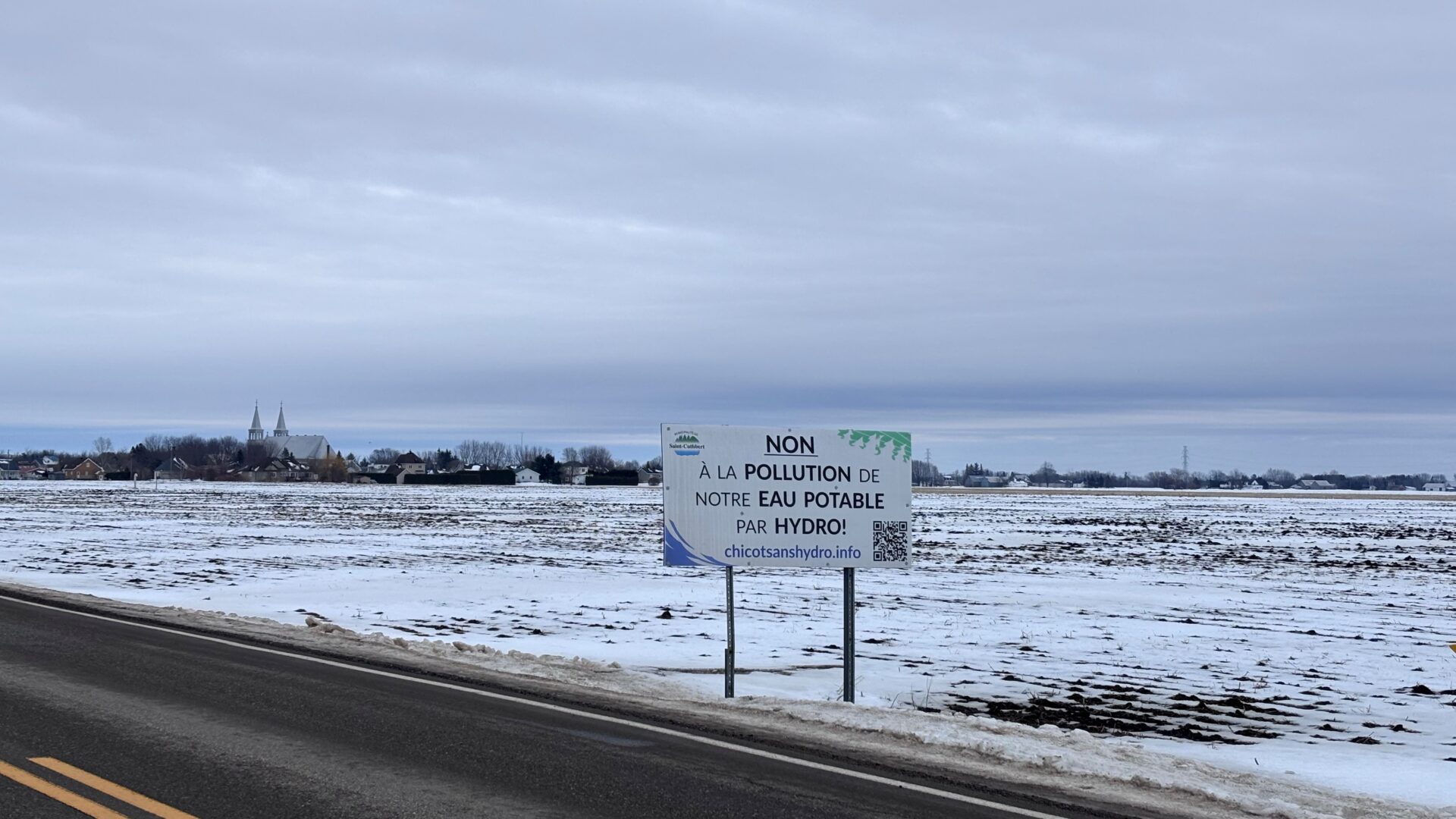 Les panneaux de sensibilisation qui sont situés à l'entrée du village. (Photo Médialo - Élise Brouillette)