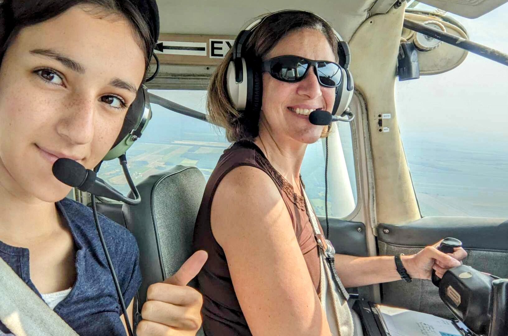 La pilote Anne Charlot-Mayrand, en compagnie de sa fille, Ève-Marie. (Photo gracieuseté)