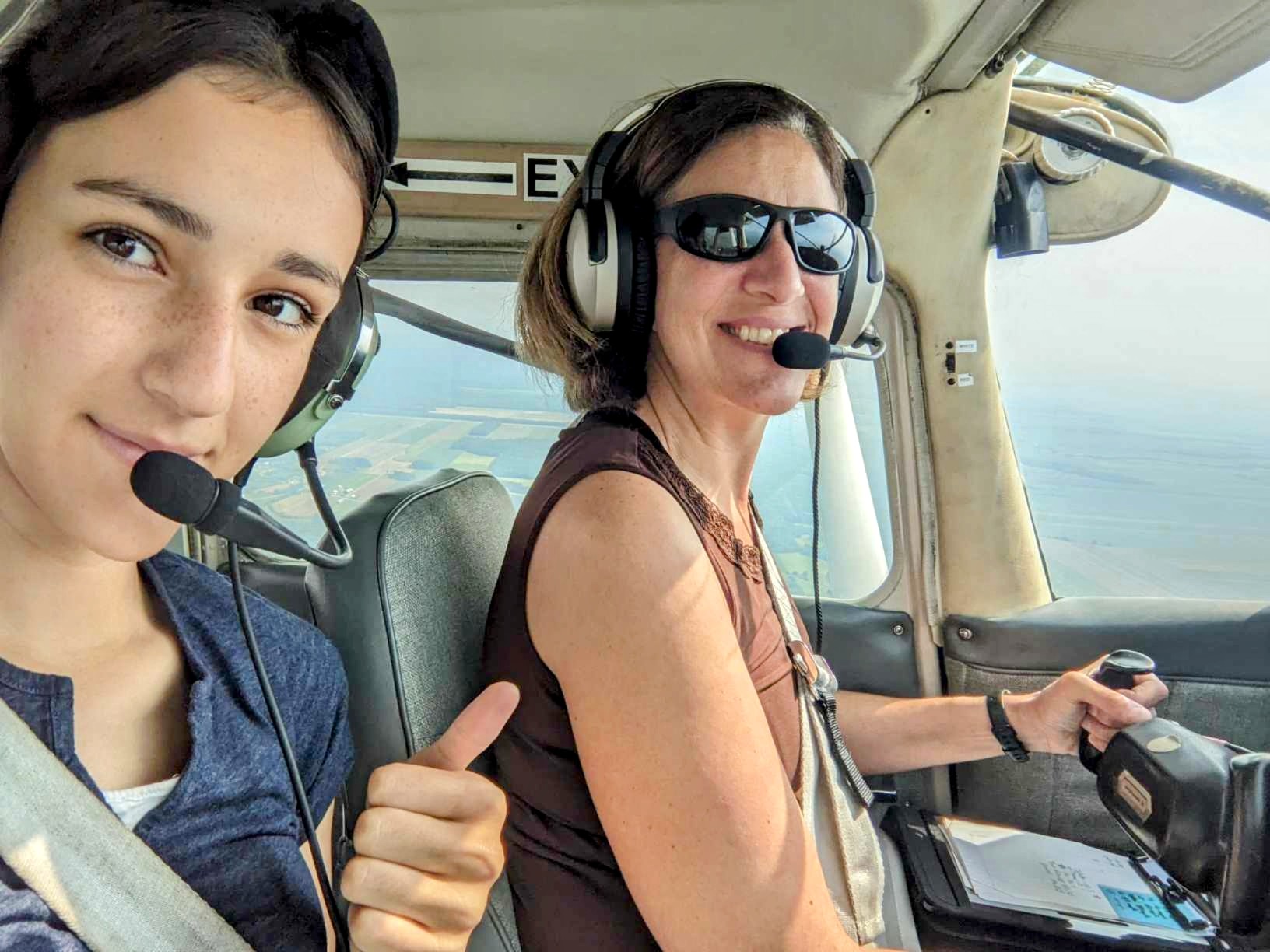 La pilote Anne Charlot-Mayrand, en compagnie de sa fille, Ève-Marie. (Photo gracieuseté)