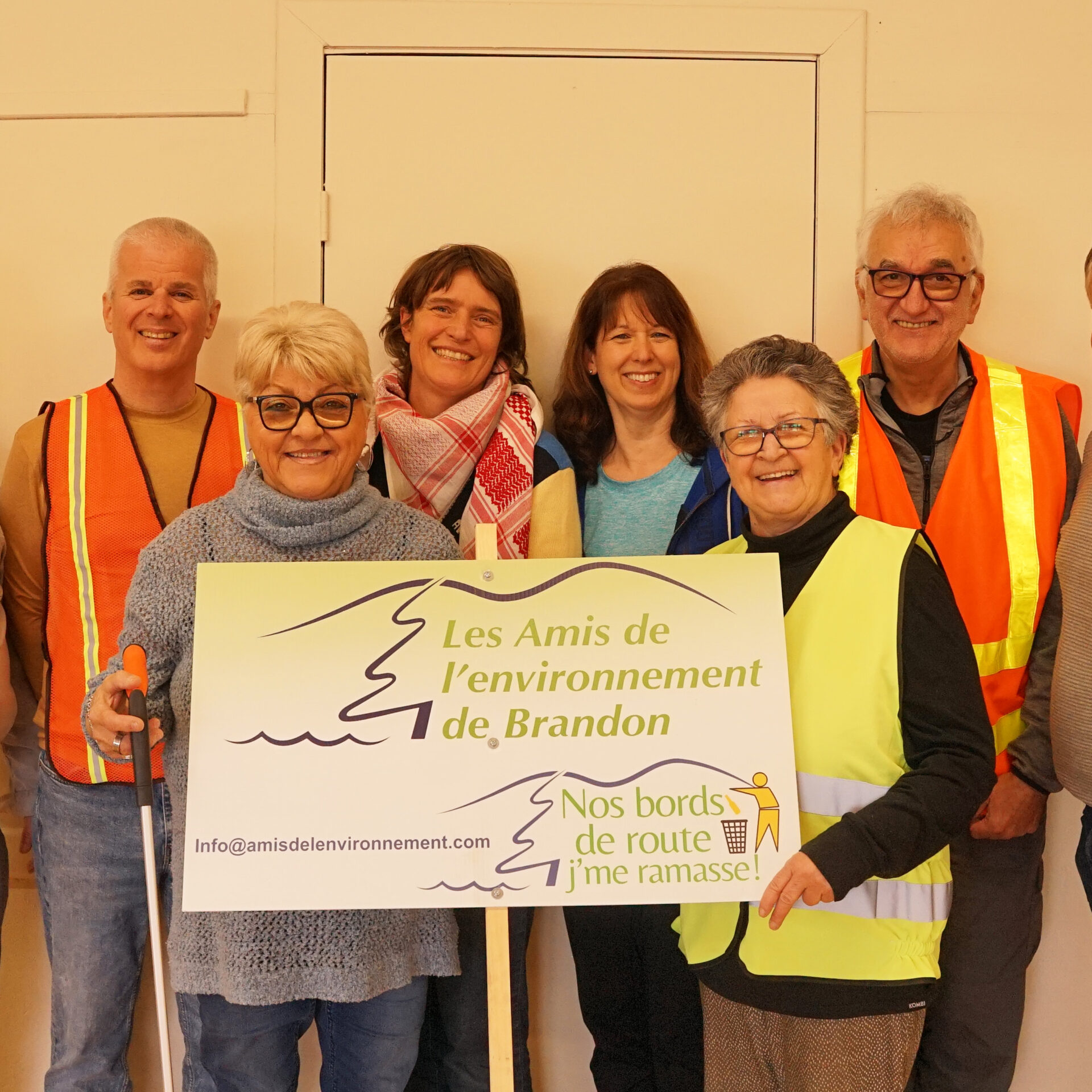 Le comité « Nos bords de route, J’me ramasse », soit Luc Ferland, Pierre Nantel, Line Rondeau, Christine Hauvespre, Manon St-Onge, Odette Sarrazin, Normand Houle et André Désilets. (Photo gracieuseté - Luc Ferland) 