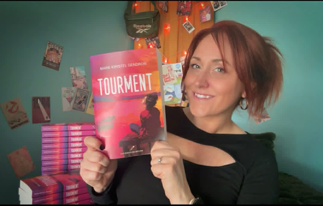 L'autrice Marie-Krystel Gendron et son nouveau roman. (Photo gracieuseté)