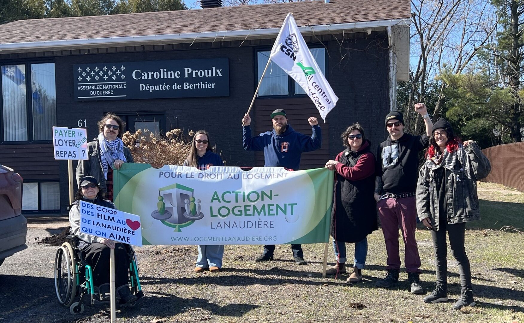 Le flash mob devant les bureaux de Caroline Proulx le 17 avril 2026. (Photo gracieuseté)