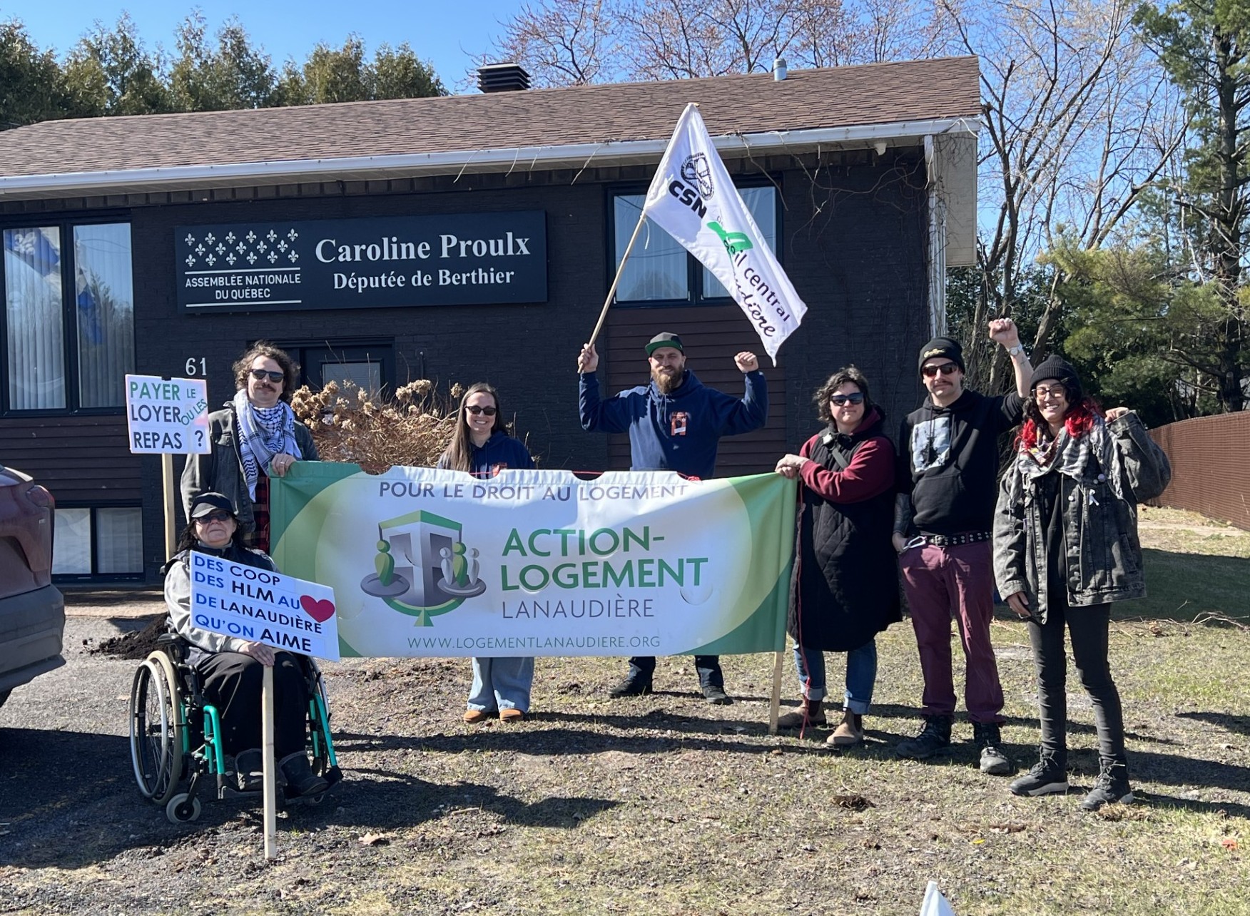 Le flash mob devant les bureaux de Caroline Proulx le 17 avril 2026. (Photo gracieuseté)