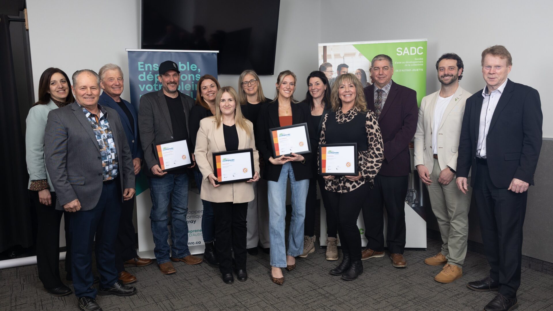 Les lauréats locaux 2026 du Défi OSEntreprendre Lanaudière pour la MRC de D’Autray, issus de Saint-Didace, Lanoraie et Lavaltrie, entourés d’Alain Goyette, préfet suppléant de la MRC de D’Autray et maire de La Visitation-de-l’Île-Dupas, de Mario Frigon, président du Comité aviseur en développement économique de la MRC et maire de Saint-Gabriel-de-Brandon, d’André Villeneuve, maire de Lanoraie, d'Yves Germain, maire de Saint-Didace, d’Anne Charlot-Mayrand, conseillère municipale à Lavaltrie et suppléante au maire, ainsi que de représentants de Développement Économique D’Autray (DÉA) et de la SADC de D’Autray-Joliette, lors de la remise officielle.
(Photo gracieuseté - 2 Filles et 1 Flash) 
