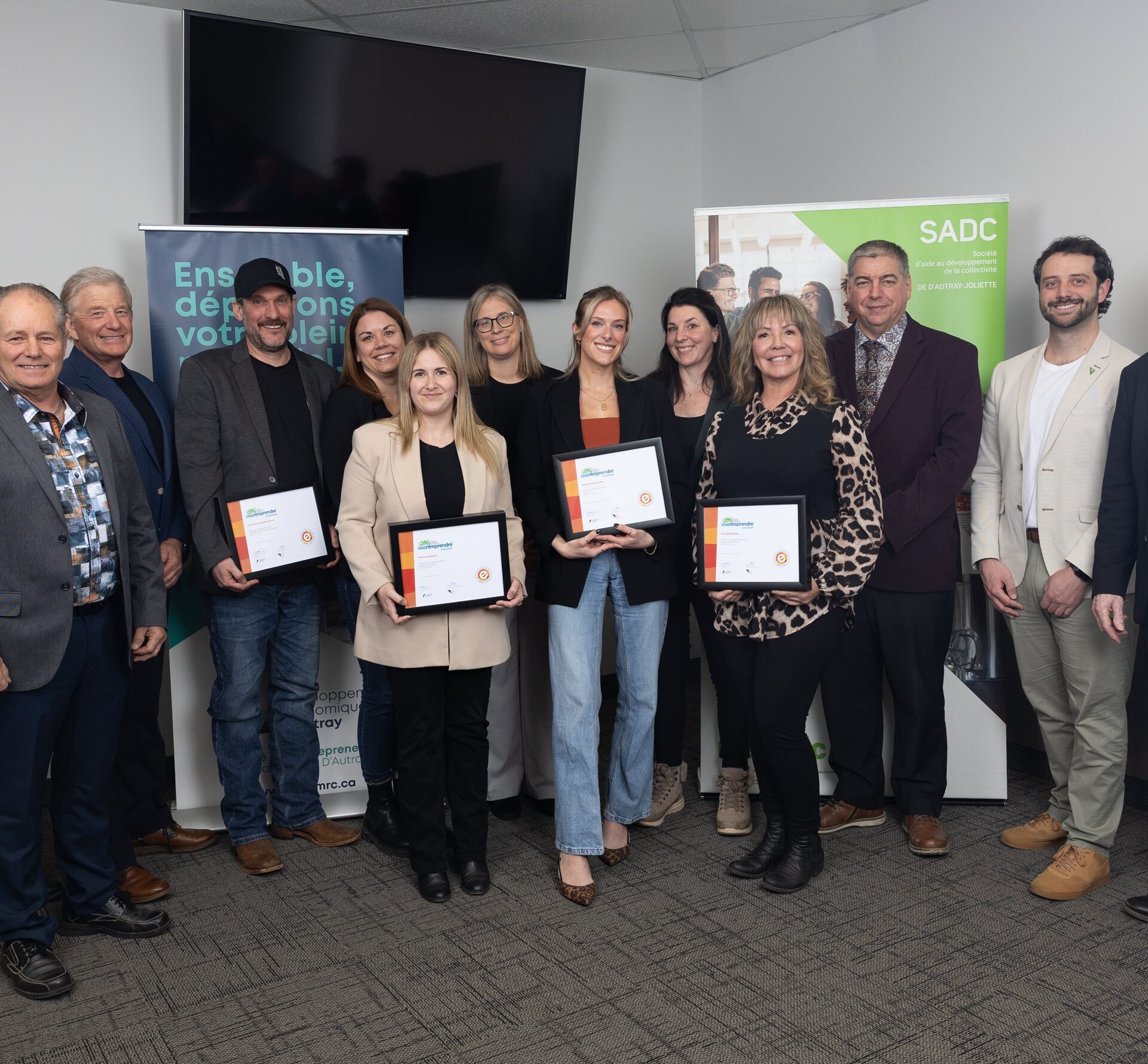 Les lauréats locaux 2026 du Défi OSEntreprendre Lanaudière pour la MRC de D’Autray, issus de Saint-Didace, Lanoraie et Lavaltrie, entourés d’Alain Goyette, préfet suppléant de la MRC de D’Autray et maire de La Visitation-de-l’Île-Dupas, de Mario Frigon, président du Comité aviseur en développement économique de la MRC et maire de Saint-Gabriel-de-Brandon, d’André Villeneuve, maire de Lanoraie, d'Yves Germain, maire de Saint-Didace, d’Anne Charlot-Mayrand, conseillère municipale à Lavaltrie et suppléante au maire, ainsi que de représentants de Développement Économique D’Autray (DÉA) et de la SADC de D’Autray-Joliette, lors de la remise officielle.
(Photo gracieuseté - 2 Filles et 1 Flash) 
