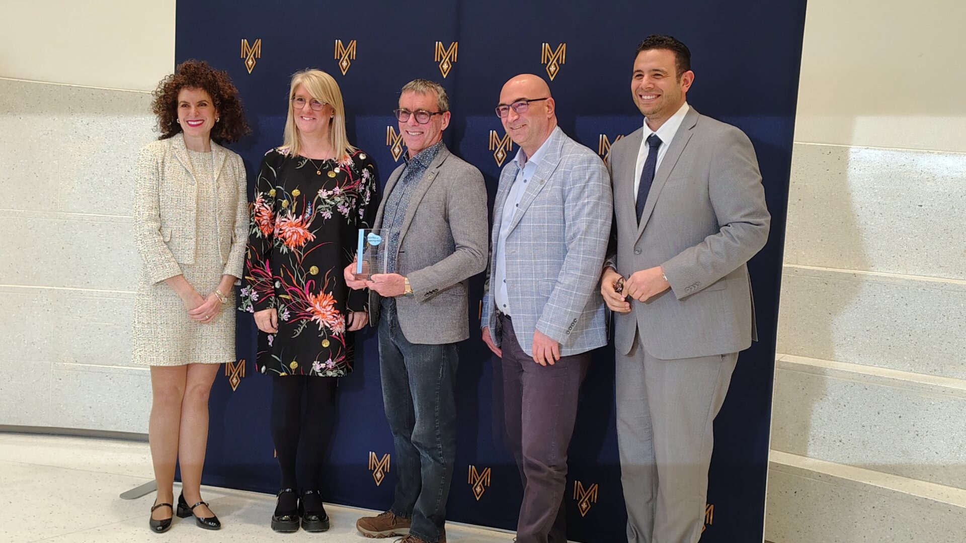Dominique Malack, présidente de la Commission de toponymie ; Marie-Josée Charron, greffière de la Ville de Lavaltrie ; Christian Goulet, maire de la Ville de Lavaltrie; Marc-Olivier Breault, directeur général de la Ville de Lavaltrie, et Samuel Poulin, ministre des Affaires municipales. (Photo gracieuseté)
