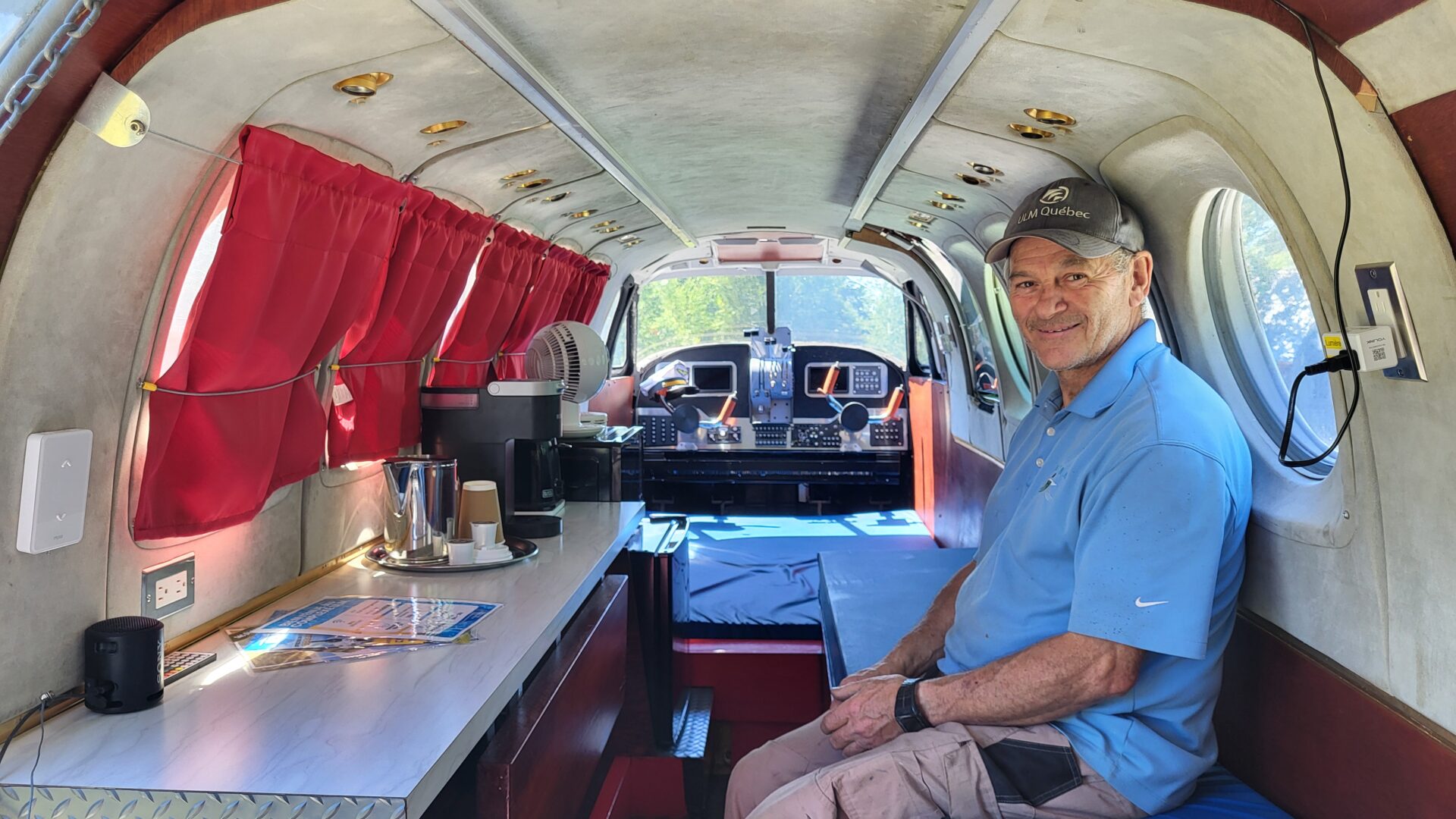 Didier Narbonne à l’intérieur de l’avion transformé en hébergement insolite. Photo Médialo - Mélissa Blouin 