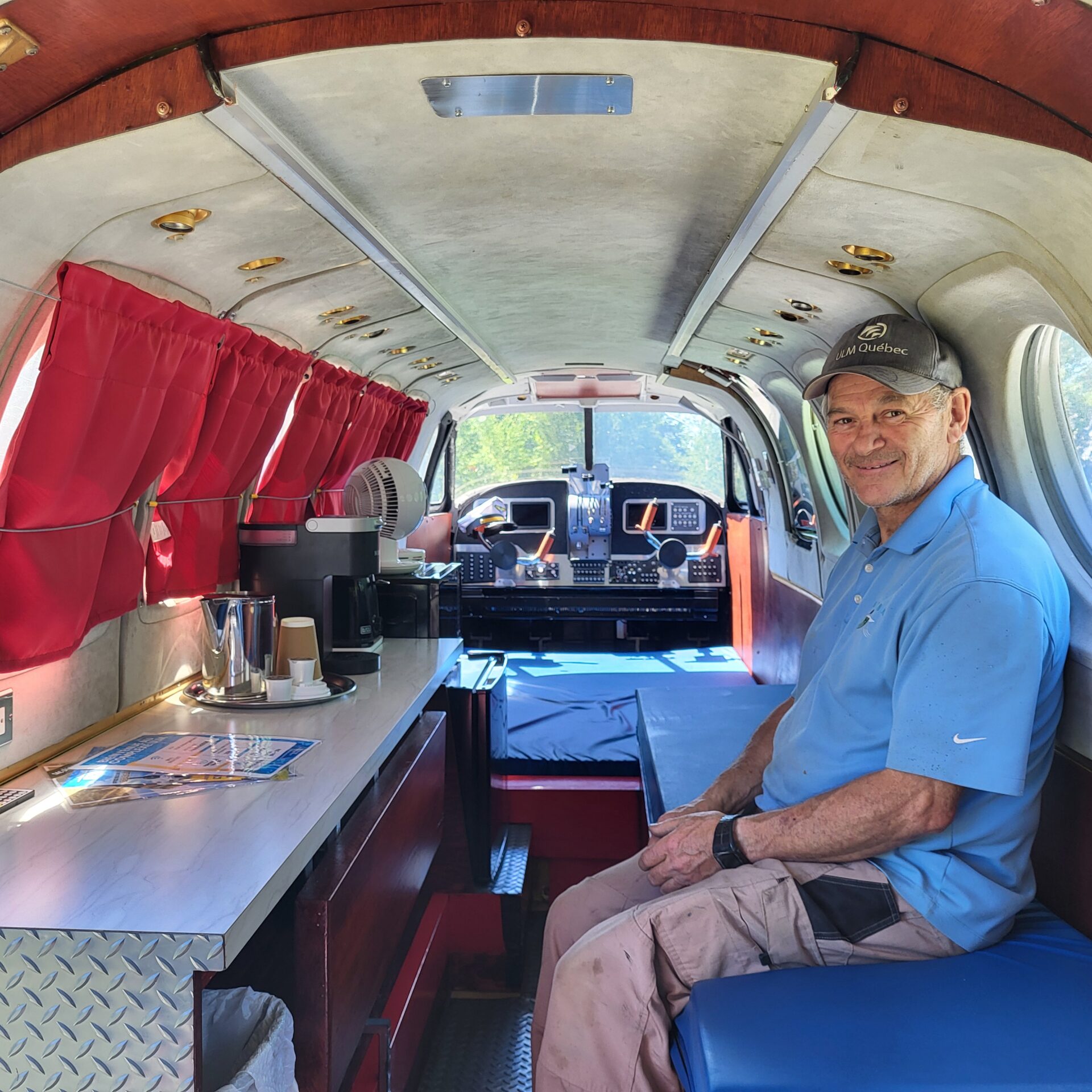 Didier Narbonne à l’intérieur de l’avion transformé en hébergement insolite. Photo Médialo - Mélissa Blouin 
