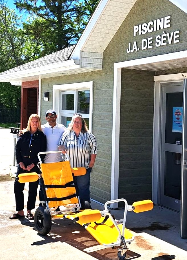 Lucie Ouellet, conseillère municipale, Ouissem Hsoumi, coordonnateur des loisirs, et Karine Courchesne, directrice de l'APHAS. 
Photo gracieuseté