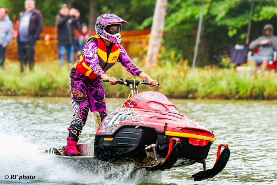 Stéphanie Therrien fait partie des rares femmes à courir sur le Circuit de motoneiges sur l’eau du Québec. (Photo gracieuseté - RF Photo)