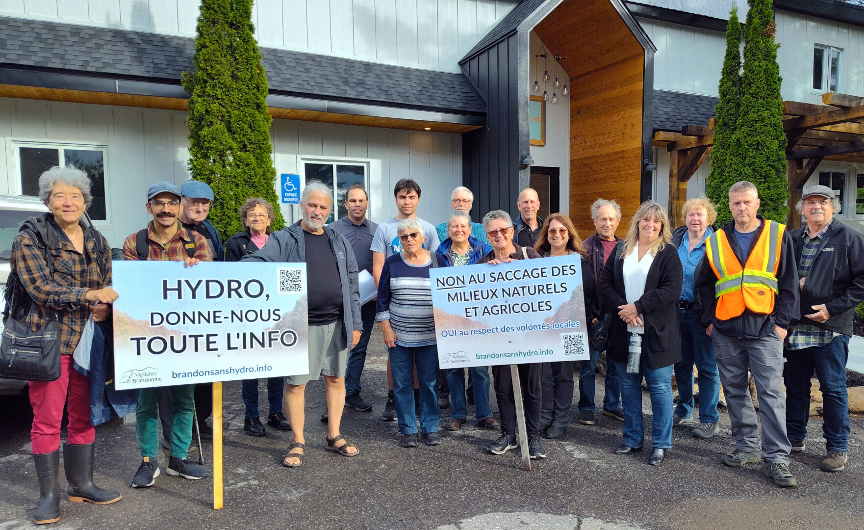 Une trentaine de citoyens se sont mobilisés lors de la rencontre d'Hydro-Québec à Rawdon. (Photo gracieuseté - Marc-André Toupin)