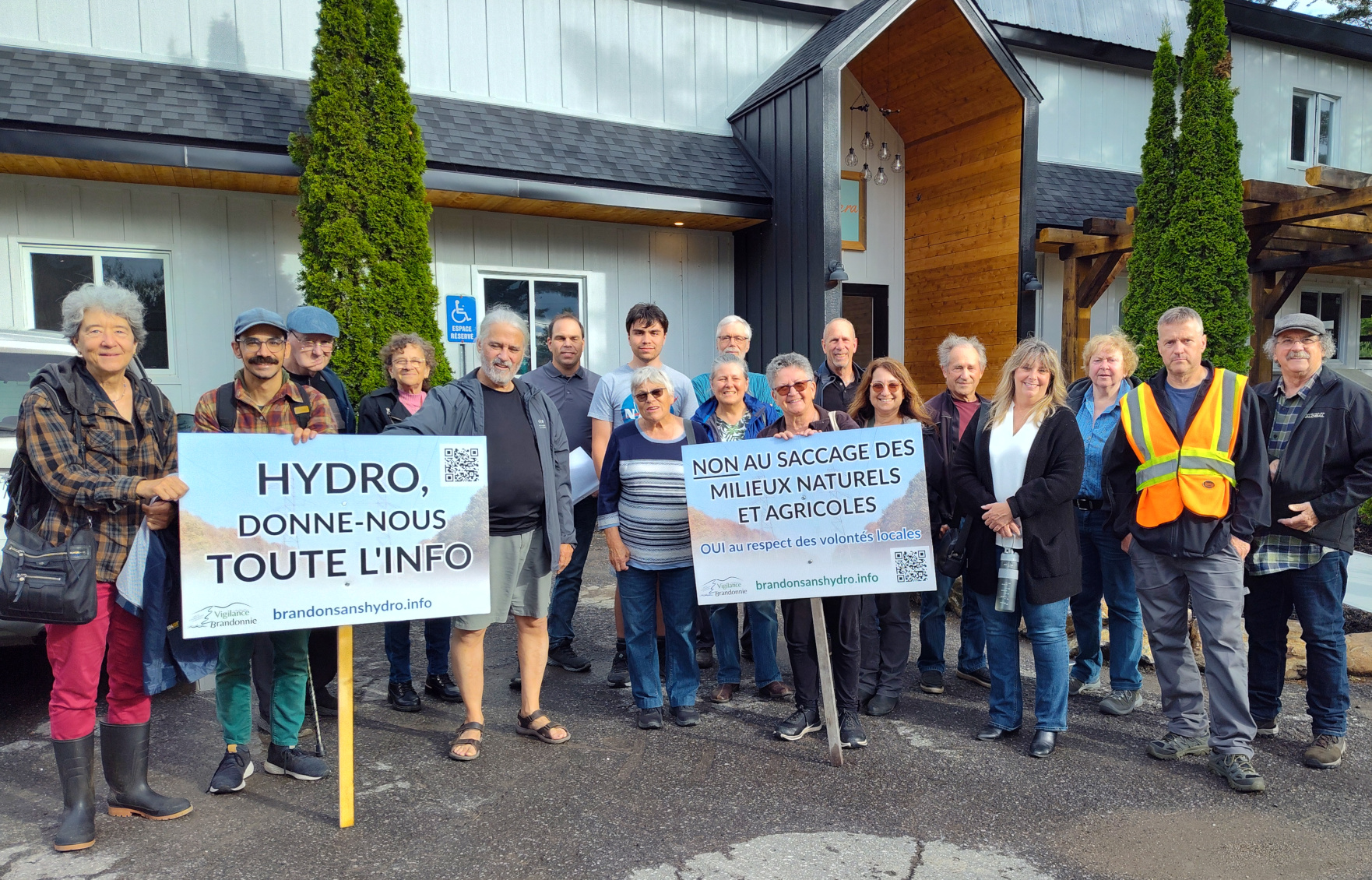 Une trentaine de citoyens se sont mobilisés lors de la rencontre d'Hydro-Québec à Rawdon. (Photo gracieuseté - Marc-André Toupin)