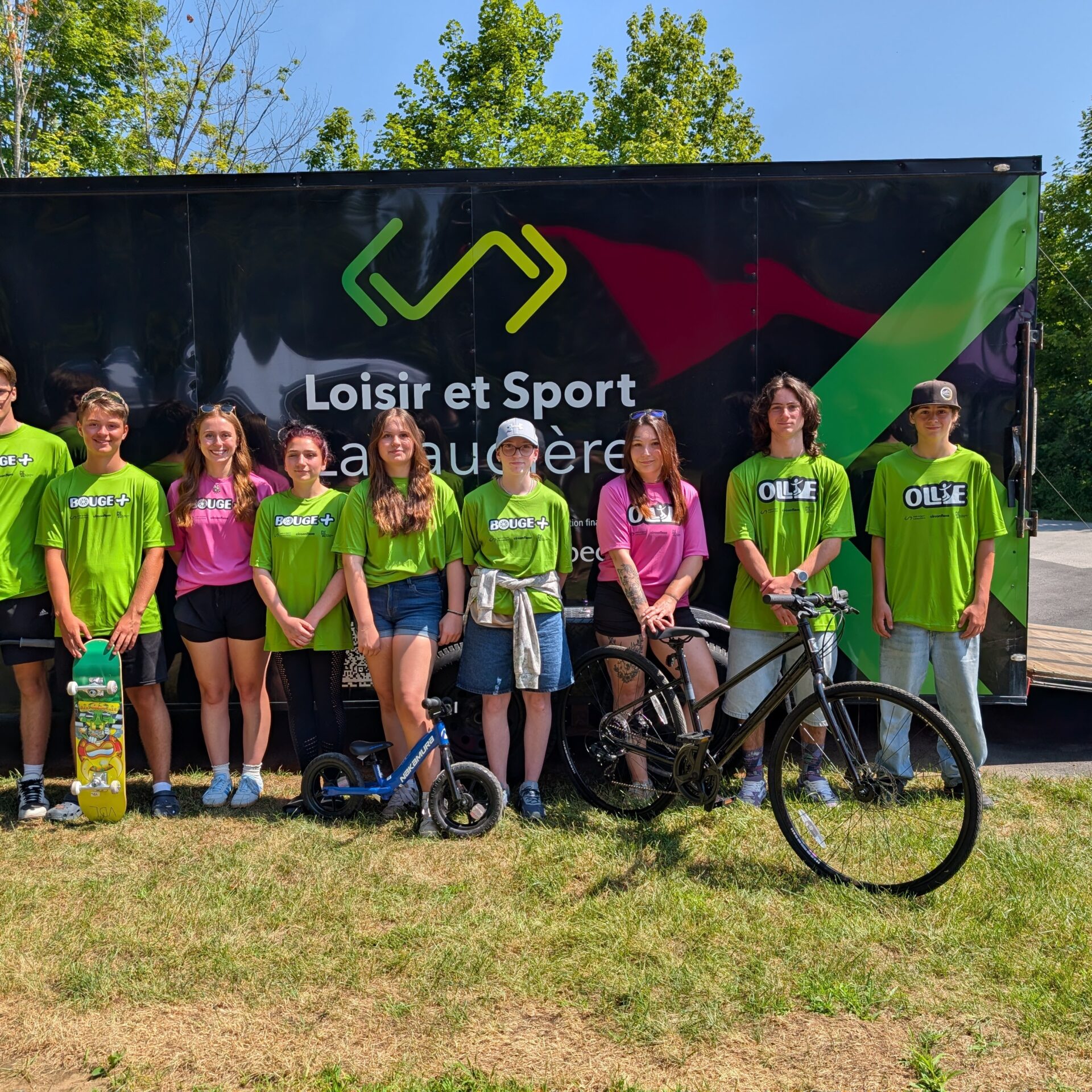 Quelques jeunes travaillant dans les centrales de prêt d’équipement avec les responsables du projet estival. (Photo gracieuseté)