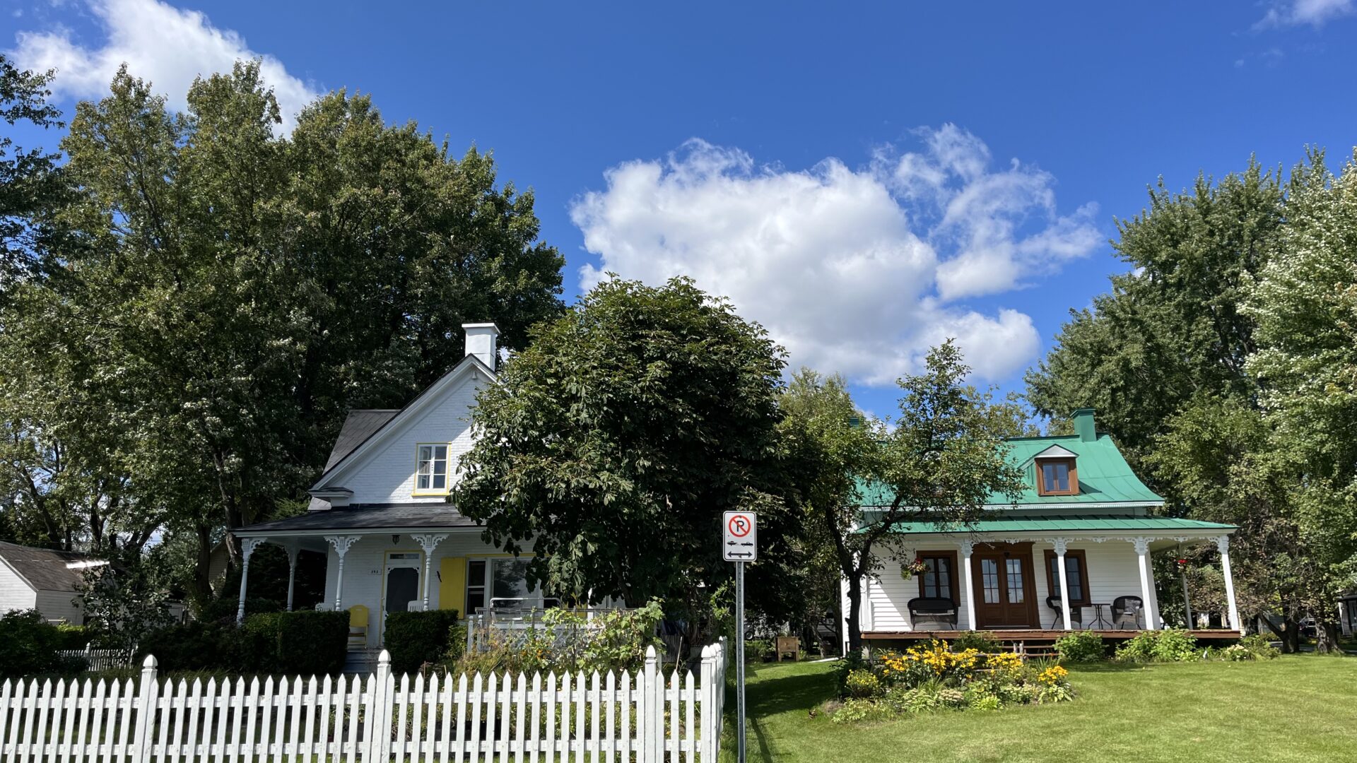 Deux maisons de la rue Sainte-Marie à Lanoraie ayant bénéficiées de l'ancien programme de restauration. (Photo gracieuseté - Evelyne Vincent)