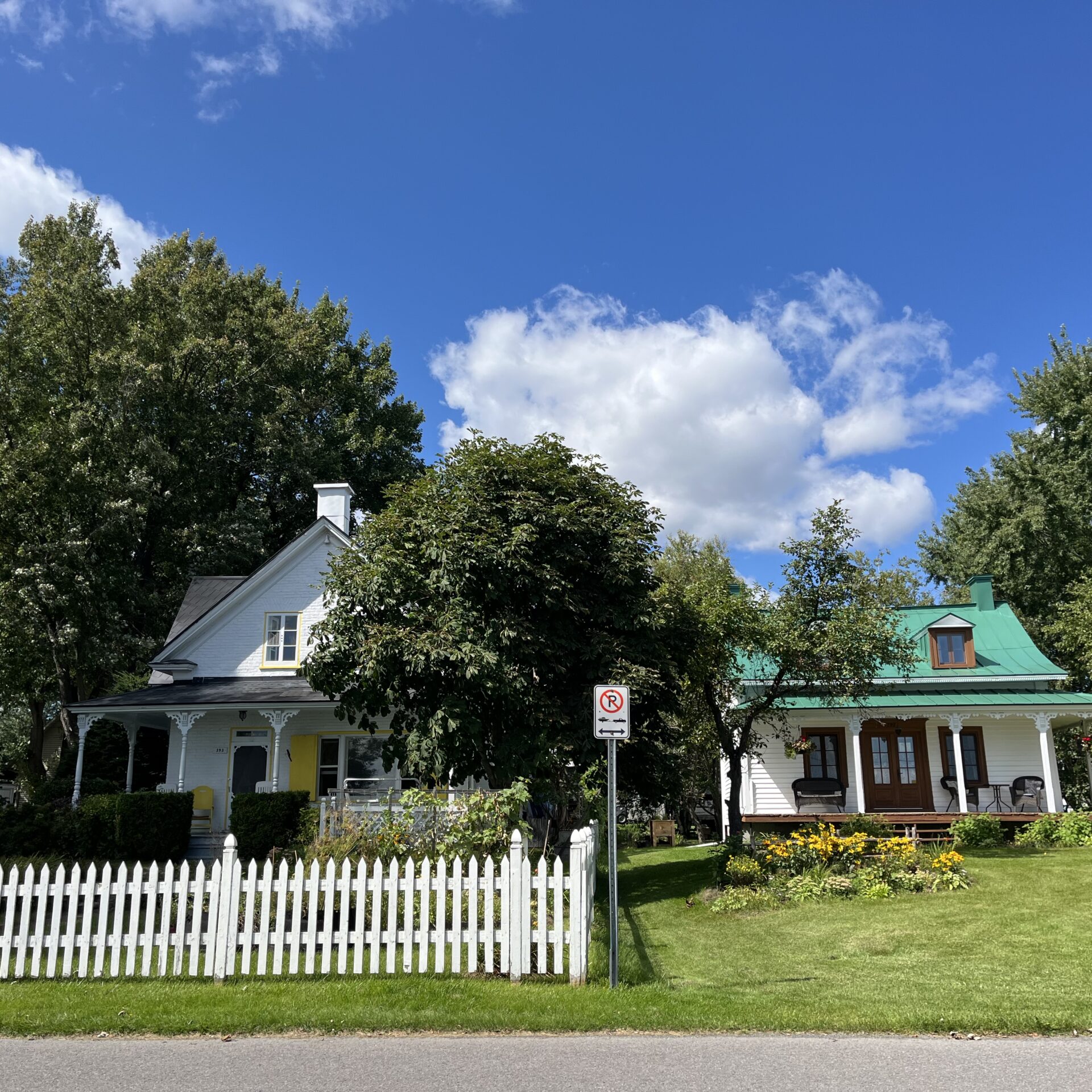 Deux maisons de la rue Sainte-Marie à Lanoraie ayant bénéficiées de l'ancien programme de restauration. (Photo gracieuseté - Evelyne Vincent)