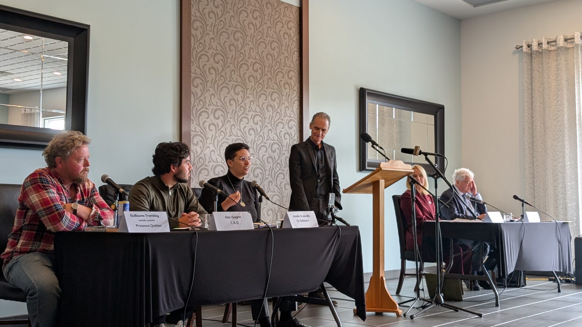 Cinq candidats étaient présents pour le débat dans Berthier animé par Sylvain Morin. (Photo Médialo – Jason Joly)