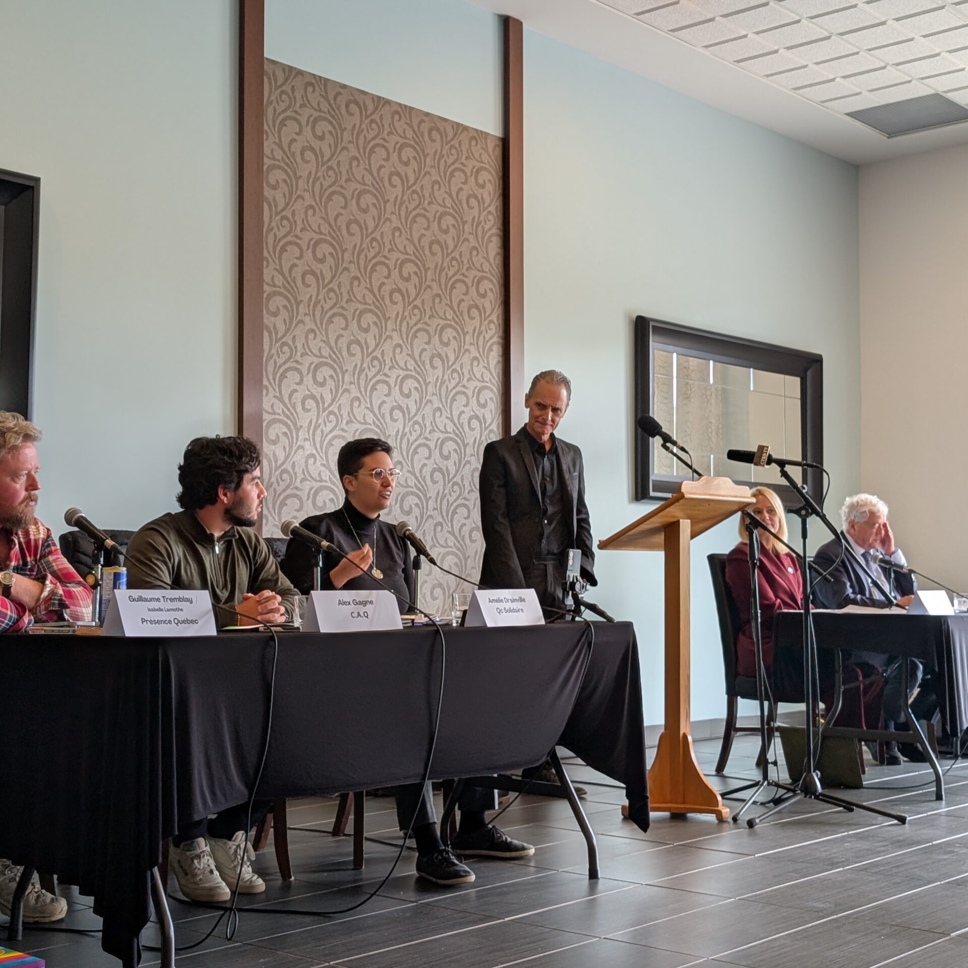 Cinq candidats étaient présents pour le débat dans Berthier animé par Sylvain Morin. (Photo Médialo – Jason Joly)