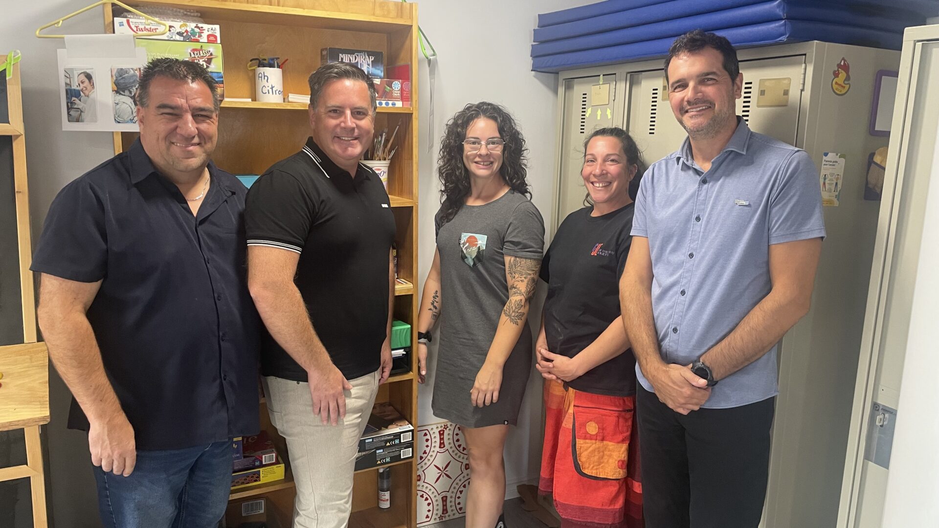 Bruno Ayotte, directeur général du CJE de D’Autray-Joliette, Jonathan Fontaine, directeur général adjoint du Centre de services scolaire des Samares, Amélie Gravel, chef de service en persévérance scolaire au CJE, Véronique Roy, intervenante au CJE St-Gabriel et Mathieu Latreille, directeur adjoint du Centre de formation de l’Envol. (Photo gracieuseté)