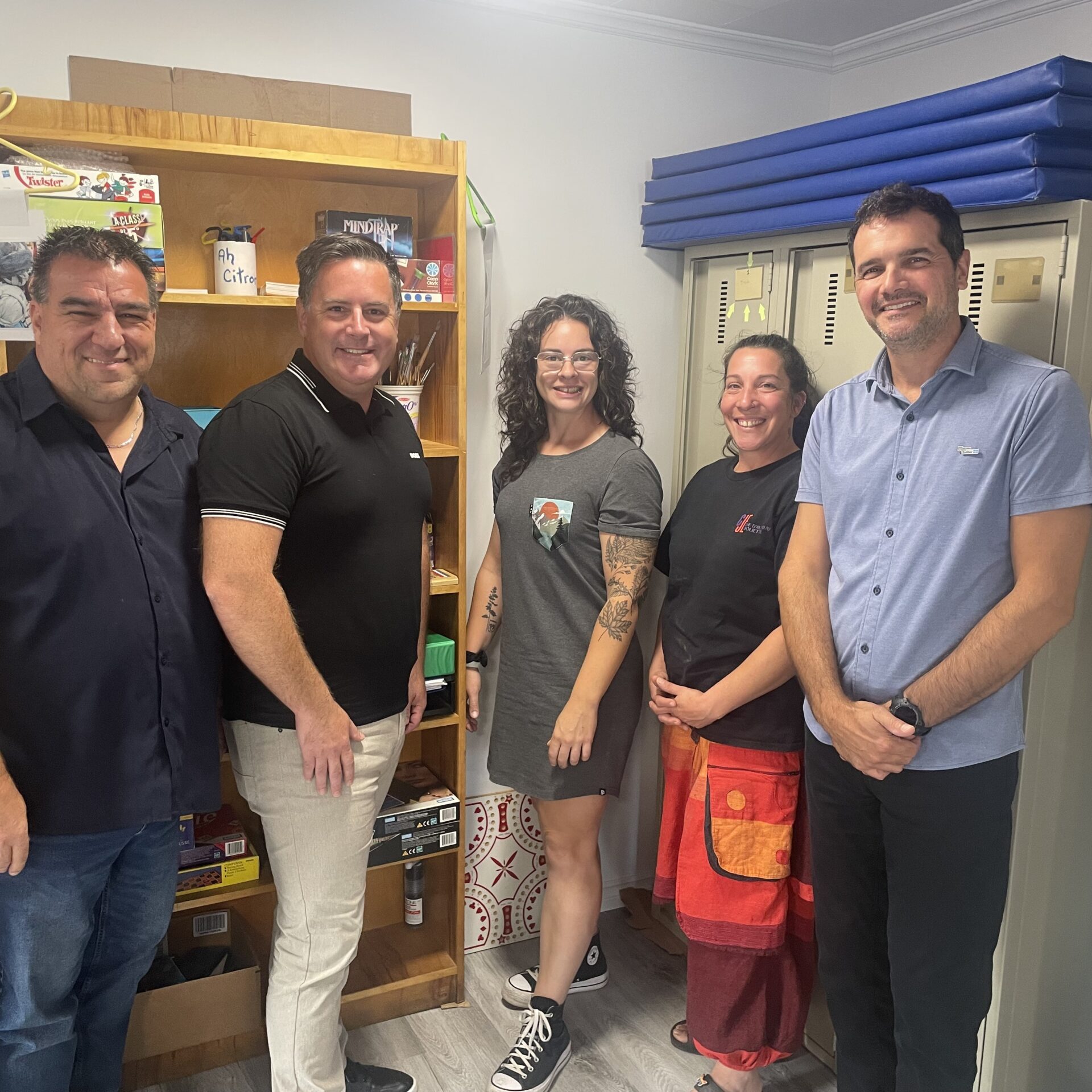 Bruno Ayotte, directeur général du CJE de D’Autray-Joliette, Jonathan Fontaine, directeur général adjoint du Centre de services scolaire des Samares, Amélie Gravel, chef de service en persévérance scolaire au CJE, Véronique Roy, intervenante au CJE St-Gabriel et Mathieu Latreille, directeur adjoint du Centre de formation de l’Envol. (Photo gracieuseté)