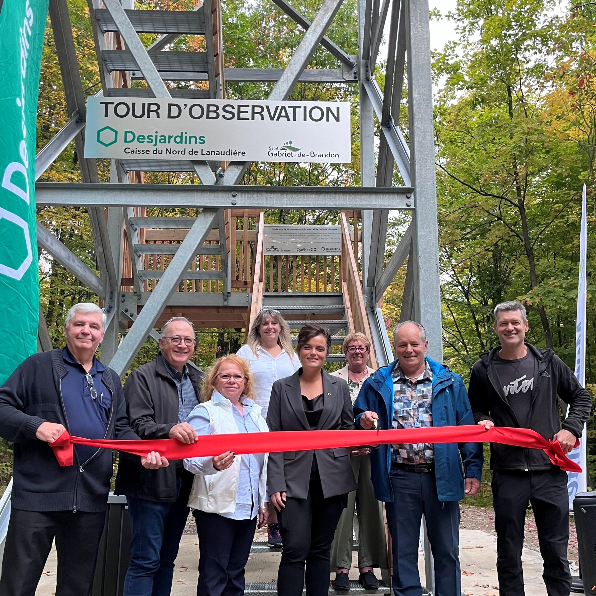 Daniel Desrosiers, conseiller, Yves Perron, député fédéral, Nicole Gravel, conseillère, Vivian Beausoleil, conseillère, Mélissa Ouellet, directrice générale de la Caisse Desjardins du Nord de Lanaudière, Manon Charbonneau, conseillère, Mario Frigon, maire et Bruce Boivin, conseiller. (Photo gracieuseté)