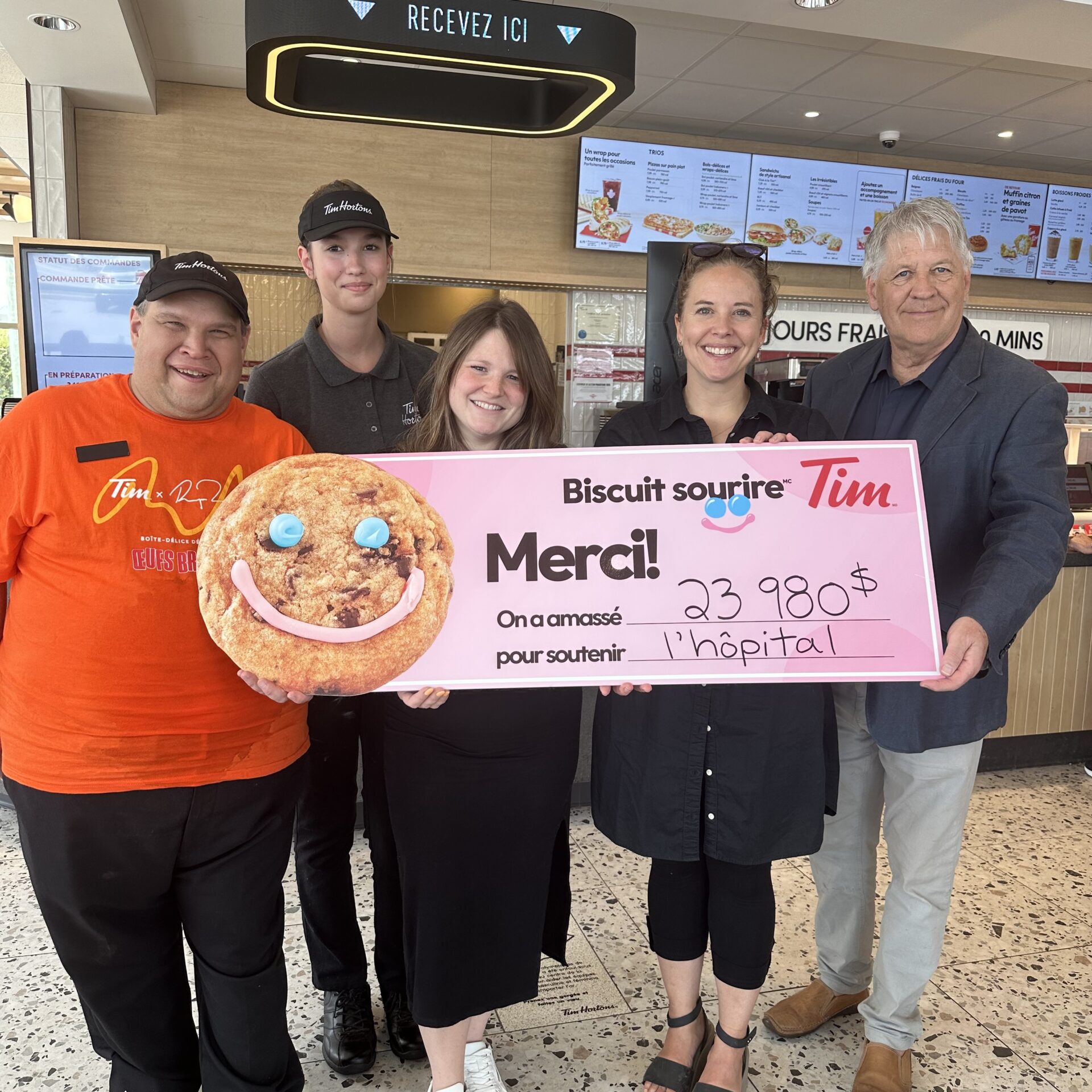 Remise du chèque pour l’édition 2025. Photo gracieuseté