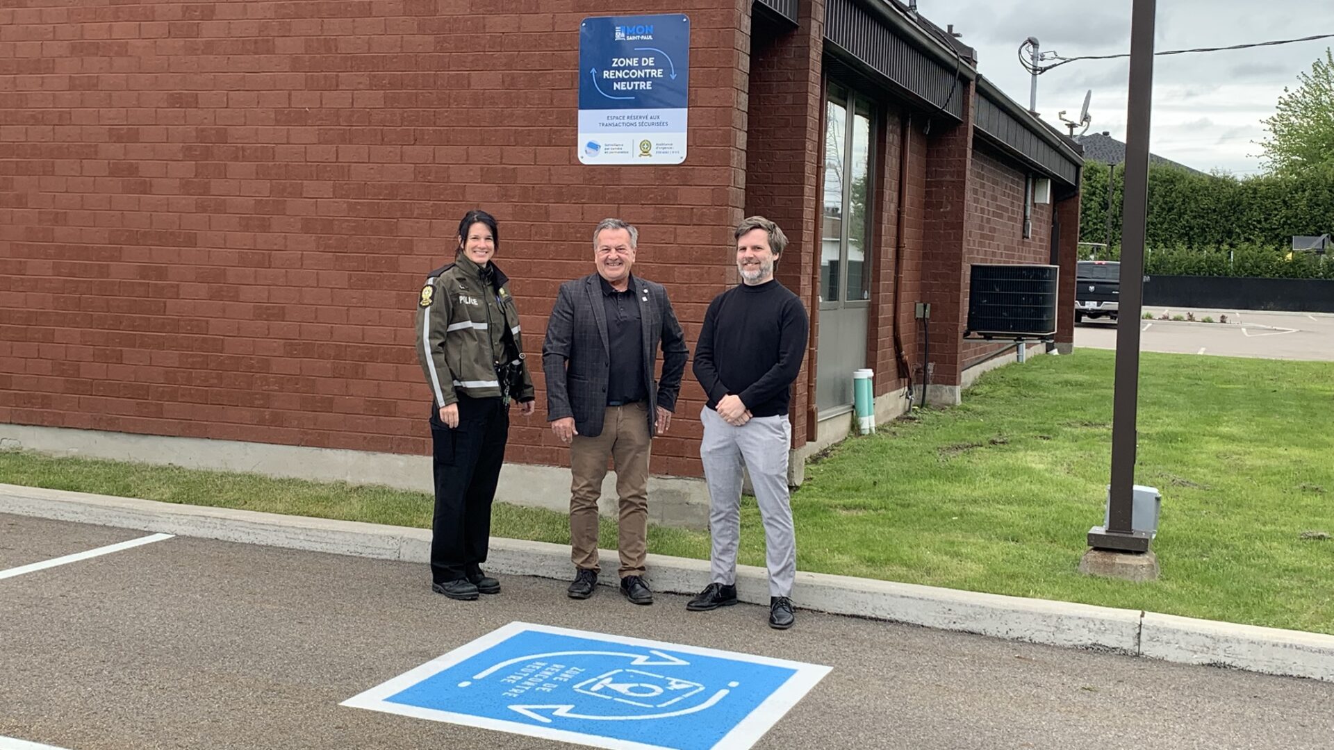 Geneviève Jetté (sergente de la Sûreté du Québec et coordonnatrice locale en police communautaire de la MRC de Joliette), Alain Bellemare (maire de Saint-Paul) et Miguel Rousseau (directeur général et greffier-trésorier).