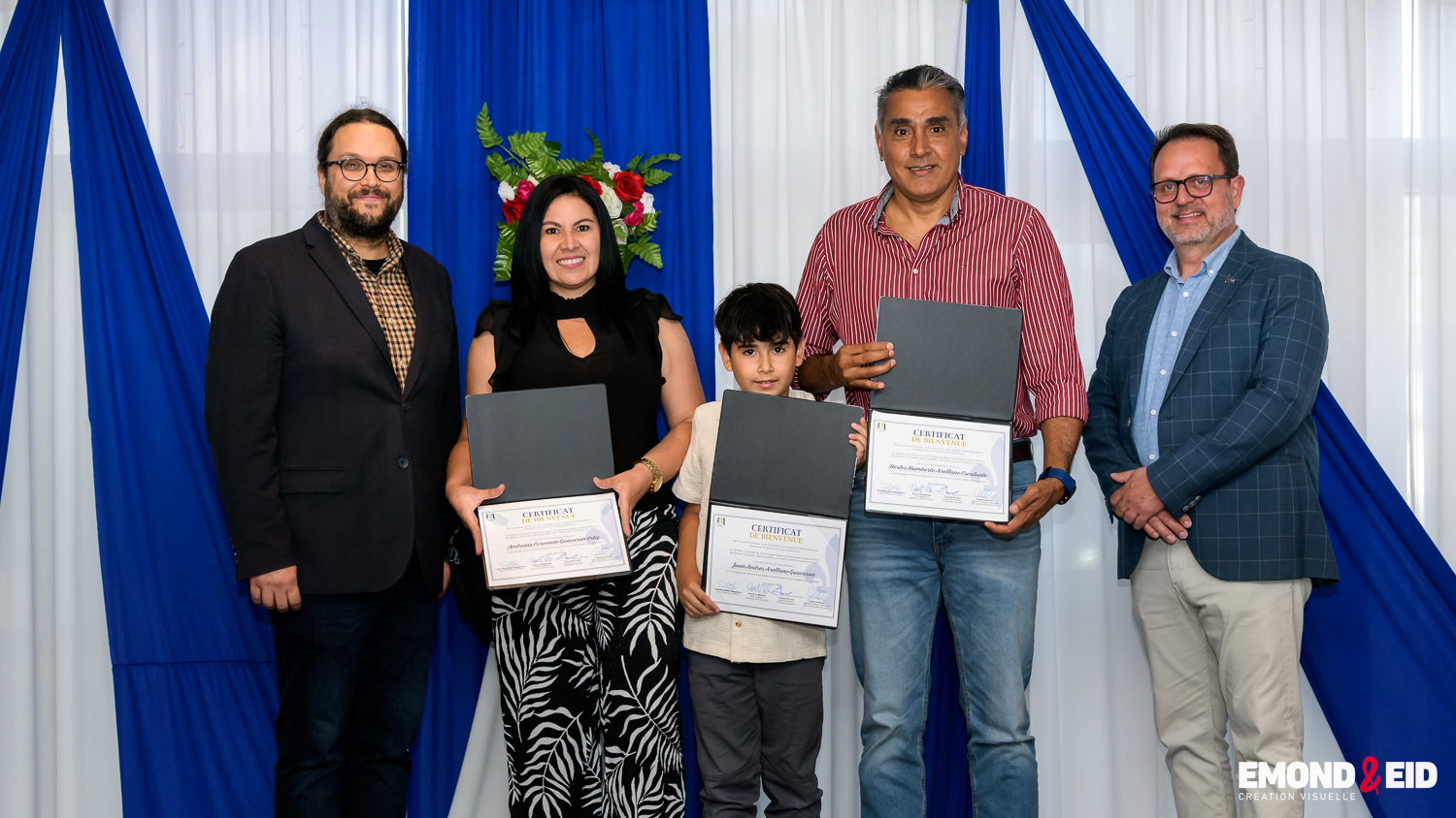 Les députés Gabriel Ste-Marie et François St-Louis entourent Andreina Coromoto Guacaran Ortiz, Juan Andres Arellano Guacaran et Herles Humberto Arellano Escalante. (Photo gracieuseté – Emond et Eid)