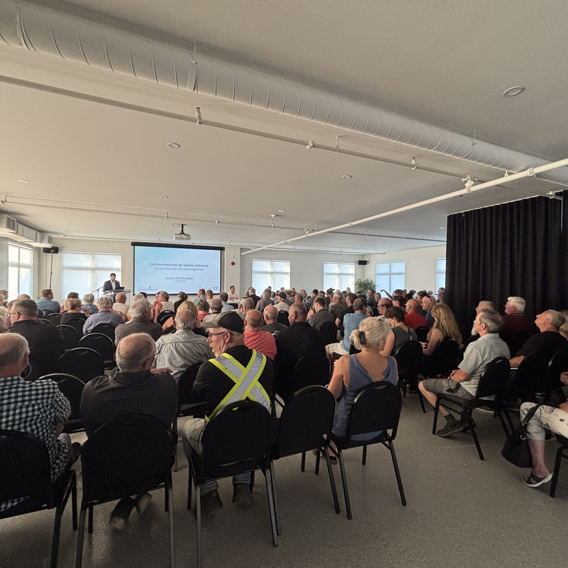 Environ 200 citoyens ont assisté à la séance de consultation.  (Photo Médialo - Élise Brouillette)