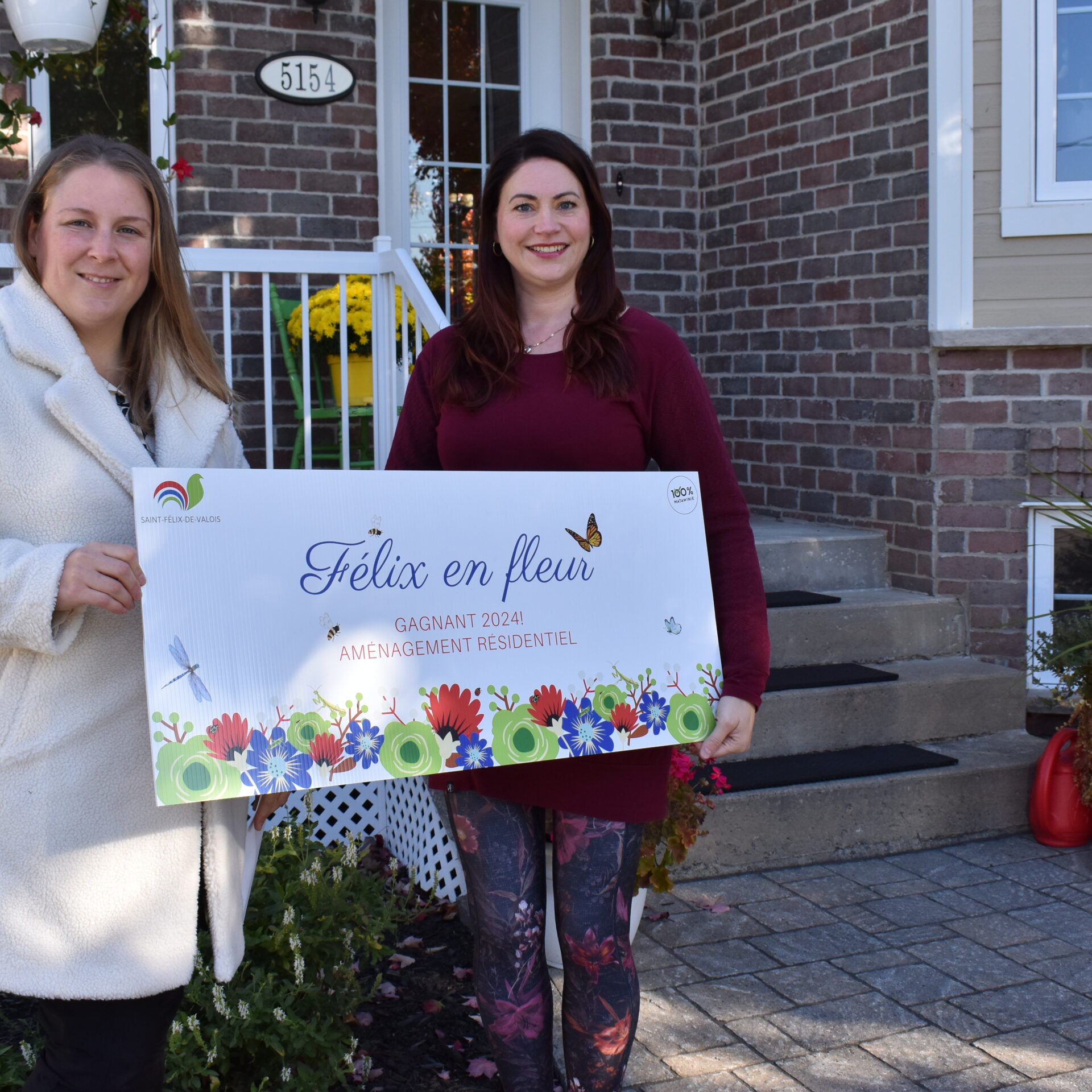 La mairesse Audrey Boisjoly et la gagnante du prix aménagement de l’année – Félix en fleurs 2024, Audrey Laporte. (Photo gracieuseté)