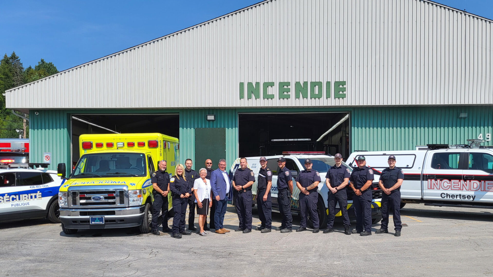 Représentants de Dessercom, de la patrouille communautaire de Chertsey, la mairesse Michelle Joly, le directeur général Marc-André Plante, le directeur du Service incendie et sécurité publique de Chertsey, Jonathan Ruffo, et des membres de la garde interne pompiers de Chertsey. (Photo gracieuseté)