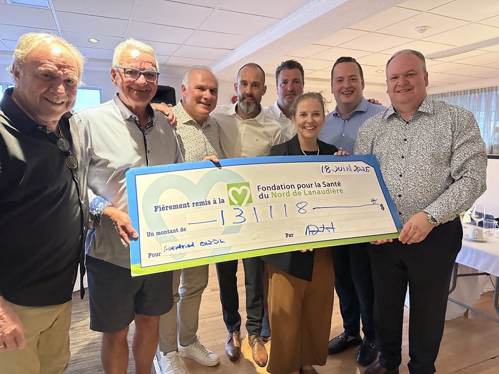 Les personnalités sportives Michel Beaudry, Mario Tremblay, Lucien DeBlois, Martin Lafleur et Stéphane Richer, accompagnées de Maude Malo, directrice générale de la fondation, d’Alexandre Chalut, directeur général de A. Chalut auto ltée et d’Alain Chalut.  (Photo gracieuseté)
