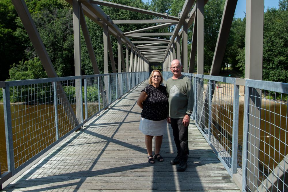 Suzanne Dauphin et Robert Bibeau visitent l’une des passerelles qui relient leur ville. (Photo gracieuseté)