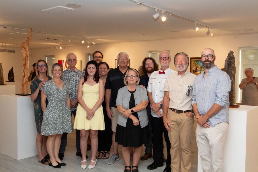 Marie-Andrée Breault, directrice générale; Karine Marois, directrice du Service de la culture et des loisirs, Jean-Pierre Loyer, artiste; Mélodie Auclair, artiste; Gabriel Ste-Marie, député fédéral de Joliette; Stéphanie Godin, élue; Jean-Guy Forget, élu; Suzanne Dauphin, mairesse; Mathieu Robillard, artiste; Alain Robert, artiste; Raymond Crotty, artiste et Régis Soucy, élu. (Photo gracieuseté)