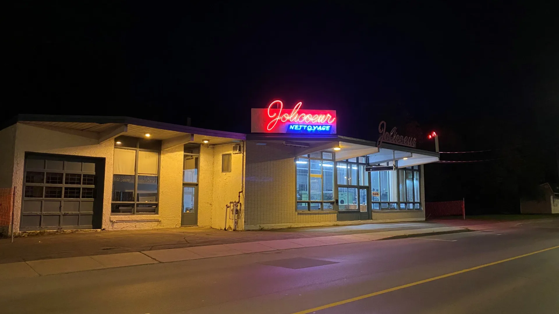 Malgré sa fermeture en 2022, le Nettoyeur Jolicoeur demeure un symbole du patrimoine commercial joliettain. (Photo gracieuseté – André Nadeau)