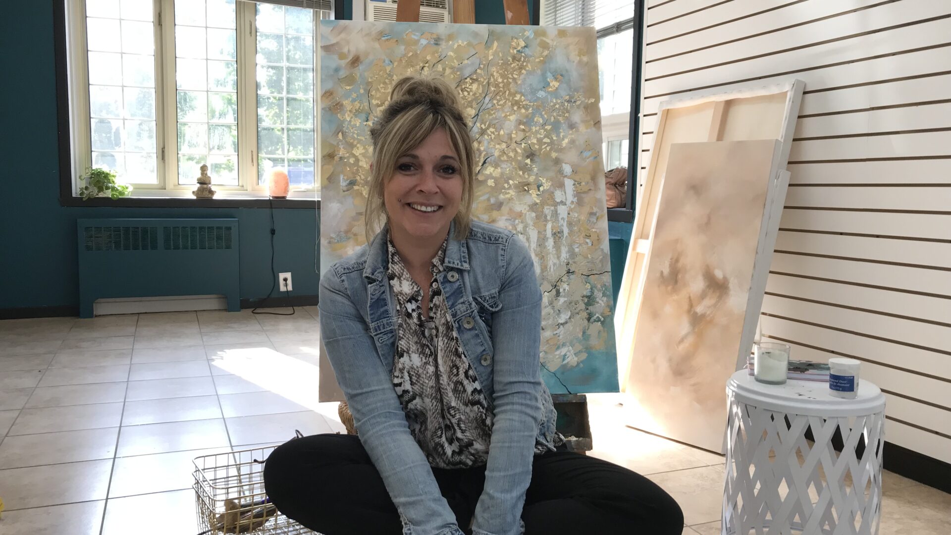 Julie Sylvain Pinet au cœur de son atelier situé sur le boulevard Manseau. (Photo Médialo - Élise Brouillette)