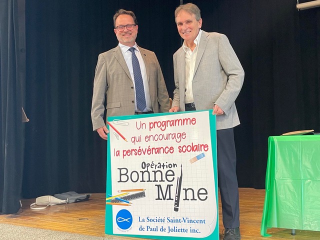 Le député de Joliette, François St-Louis, qui appuie financièrement l’Opération Bonne mine de la SSVP de Joliette depuis plusieurs années, en compagnie d’André Nadeau, président de l’organisme. (Photo gracieuseté)
