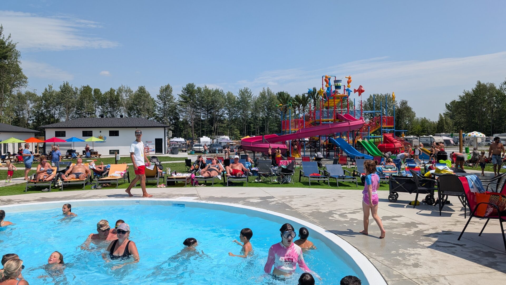La Zone aquatique comprend une piscine avec entrée plage pouvant accueillir jusqu’à 500 baigneurs. (Photo gracieuseté) 