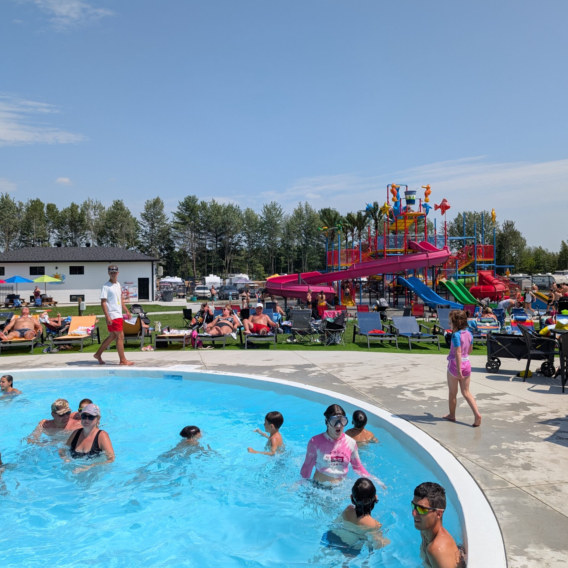 La Zone aquatique comprend une piscine avec entrée plage pouvant accueillir jusqu’à 500 baigneurs. (Photo gracieuseté) 