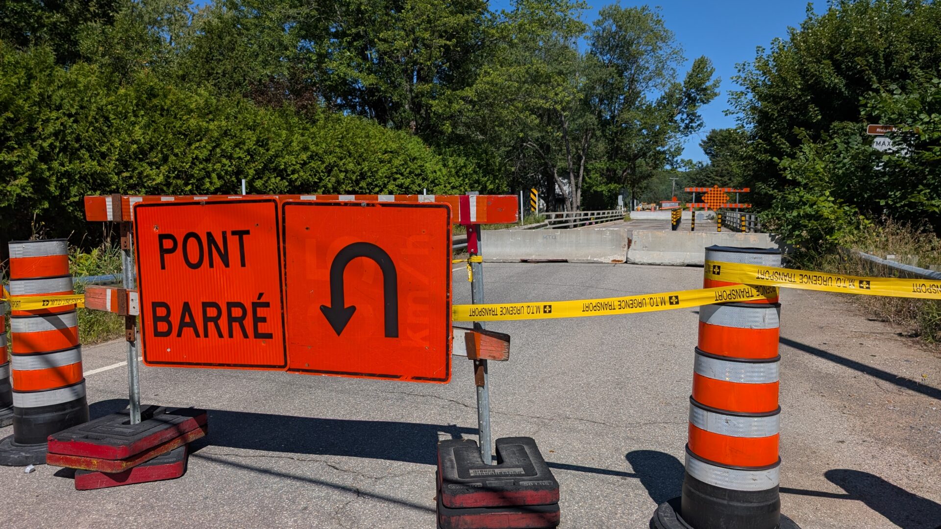 Alors que la circulation s’y faisait en alternance depuis quelques années, l’accès au pont sur la route 347 est maintenant complètement fermé. (Photo Médialo – Jason Joly)