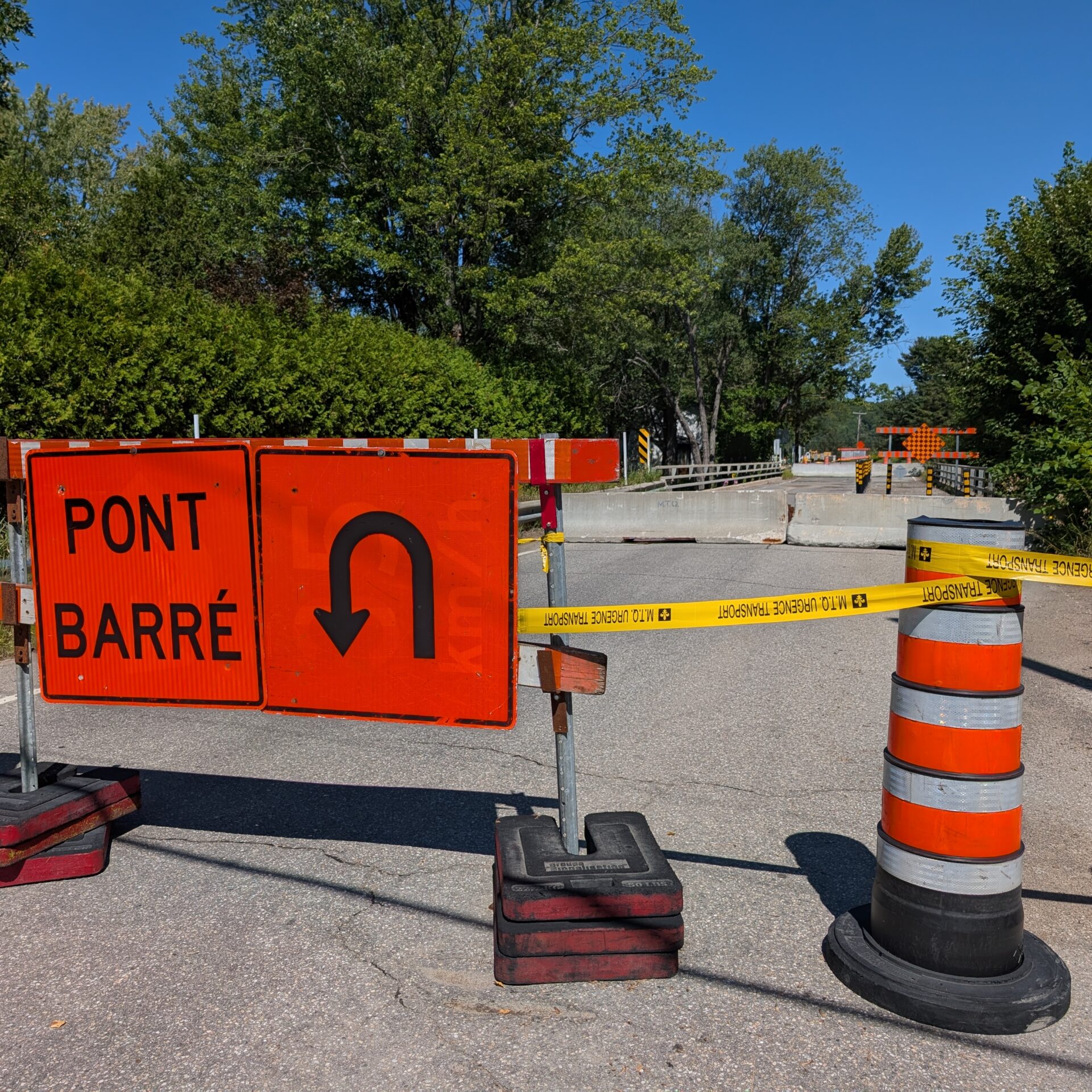 Alors que la circulation s’y faisait en alternance depuis quelques années, l’accès au pont sur la route 347 est maintenant complètement fermé. (Photo Médialo – Jason Joly)