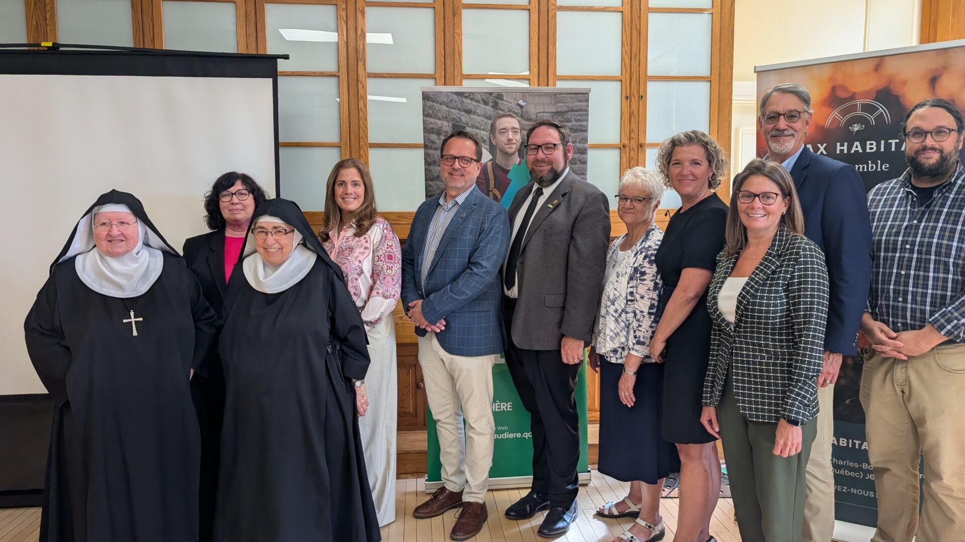 Sr Hélène Perreault; Geneviève Perreault; Sr Françoise Lépine; Pascale Déry; François St-Louis; Pierre-Luc Bellerose, maire de la Ville de Joliette et préfet de la MRC de Joliette; Sr Hectorine Boudreau, présidente du conseil d’administration de PAX Habitat; Isabelle Comiré, directrice générale de PAX Habitat; Jean Beaudoin, vice-président de PAX Habitat; Sonia Ducharme-Beausoleil et Gabriel Ste-Marie, député fédéral de Joliette-Manawan. (Photo Médialo – Jason Joly)