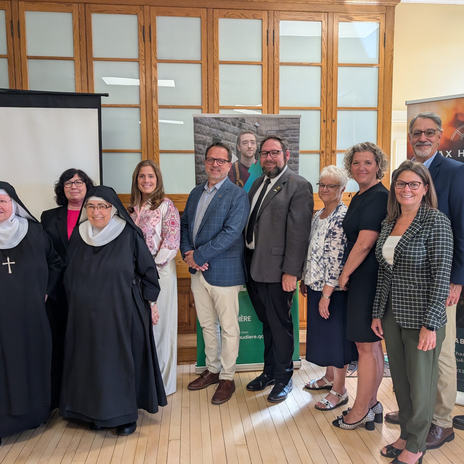 Sr Hélène Perreault, Geneviève Perreault; Sr Françoise Lépine, Pascale Déry; François St-Louis; Pierre-Luc Bellerose, maire de la Ville de Joliette et préfet de la MRC de Joliette; Sr Hectorine Boudreau, présidente du conseil d’administration de PAX Habitat; Isabelle Comiré, directrice générale de PAX Habitat; Jean Beaudoin, vice-président de PAX Habitat; Sonia Ducharme-Beausoleil et Gabriel Ste-Marie, député fédéral de Joliette-Manawan. (Photo Médialo – Jason Joly)